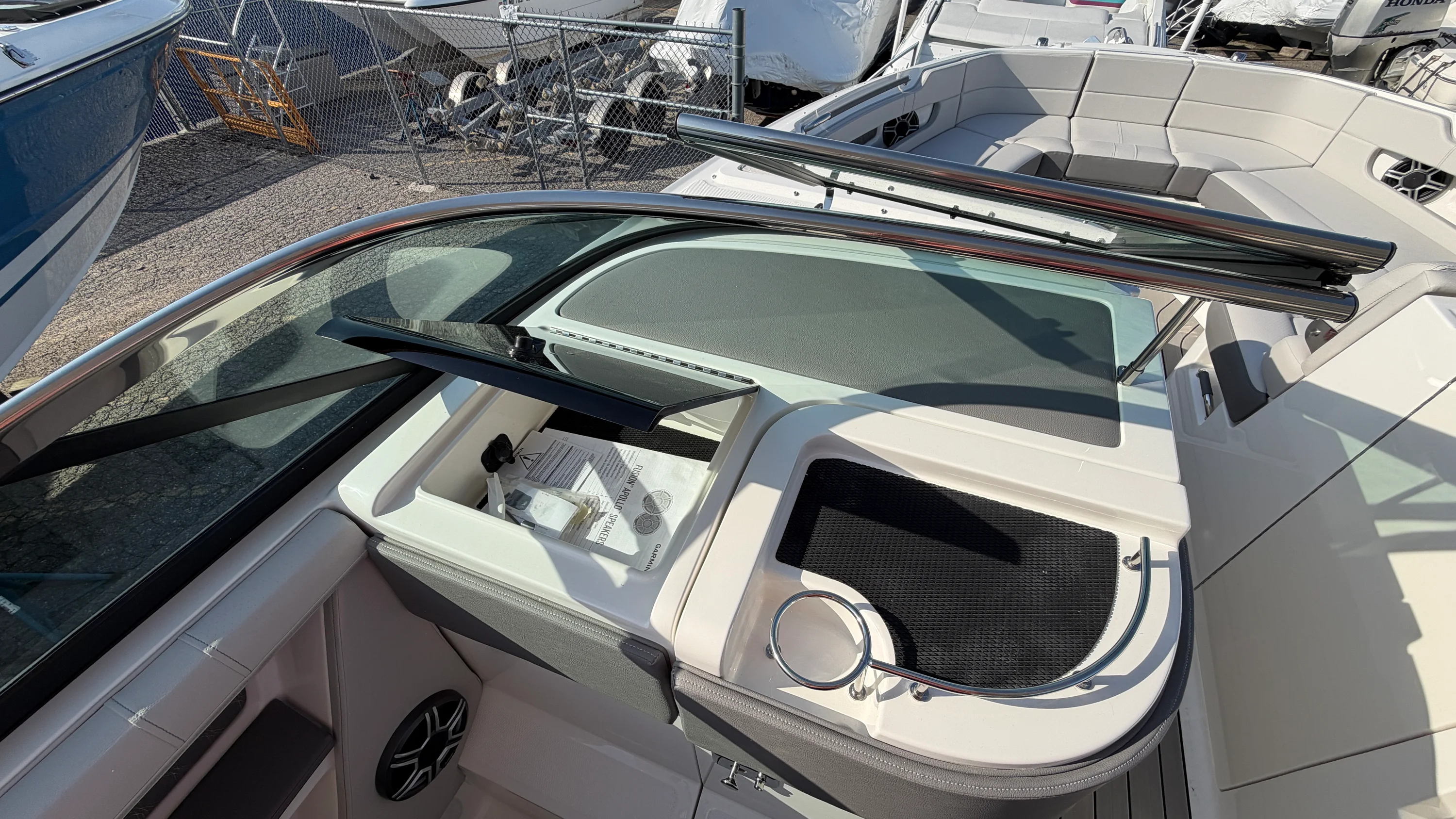 2026 Sea Ray SLX 310 Outboard Image Thumbnail #32