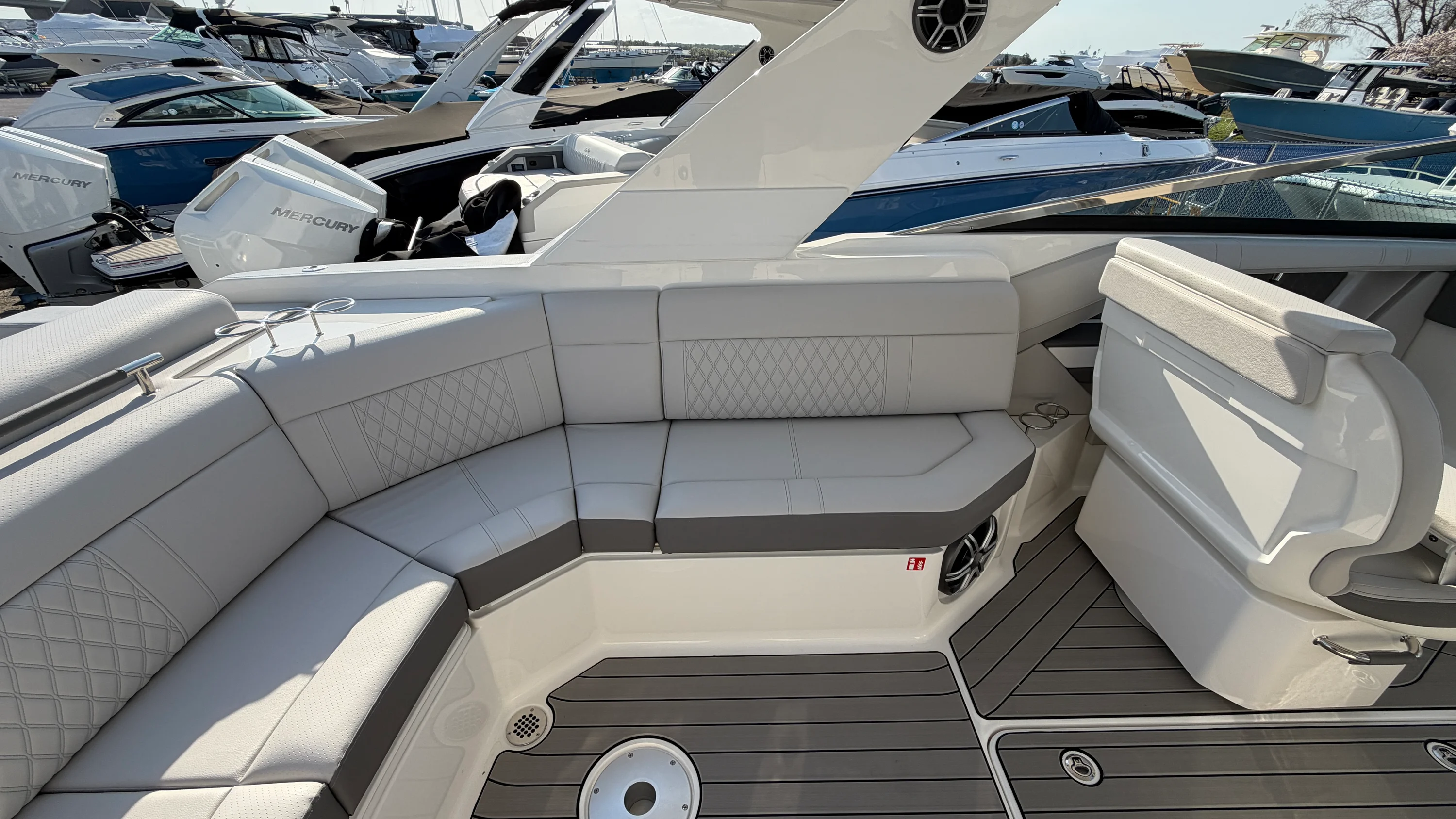 2026 Sea Ray SLX 310 Outboard Image Thumbnail #17