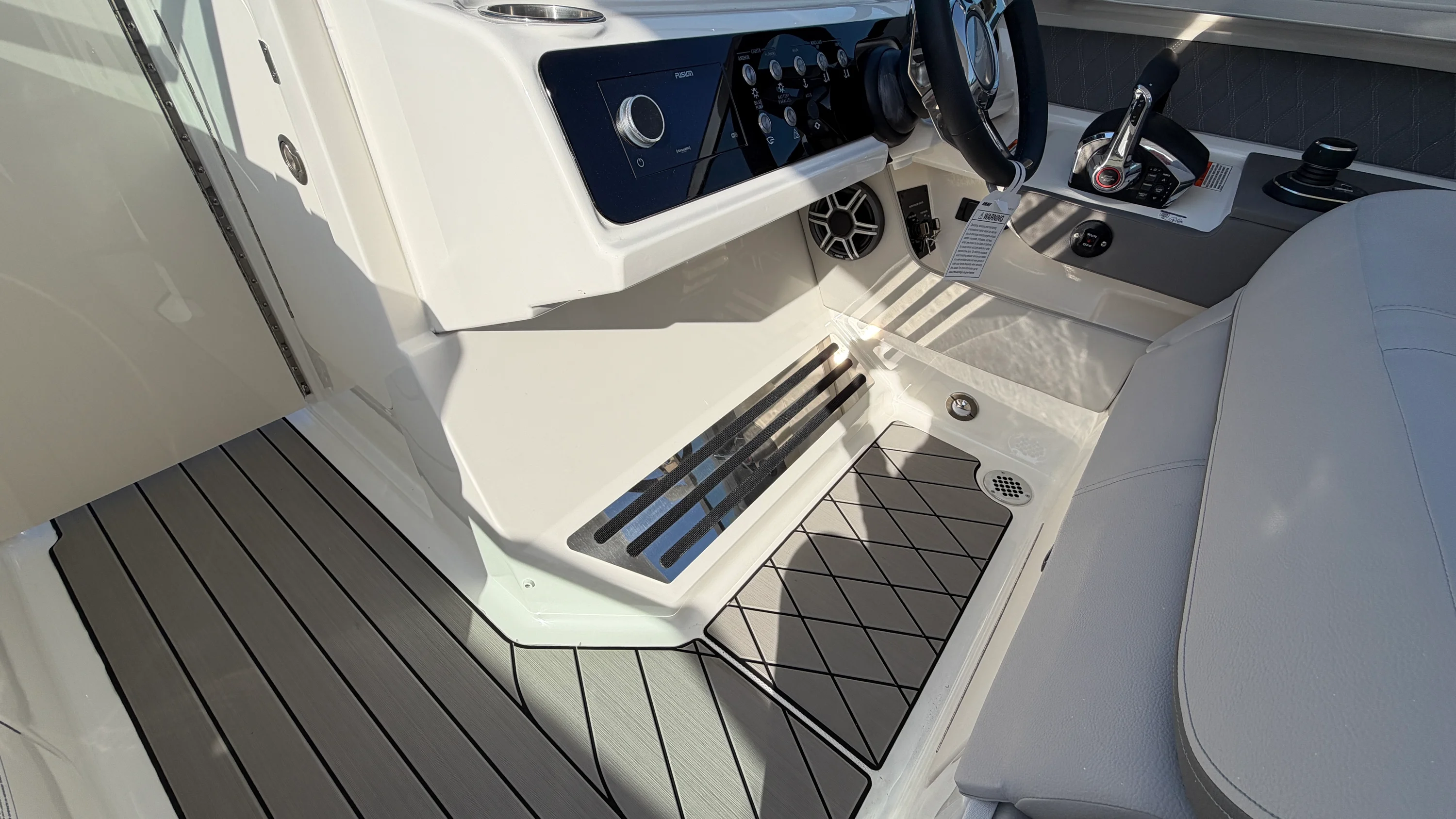 2026 Sea Ray SLX 310 Outboard Image Thumbnail #33