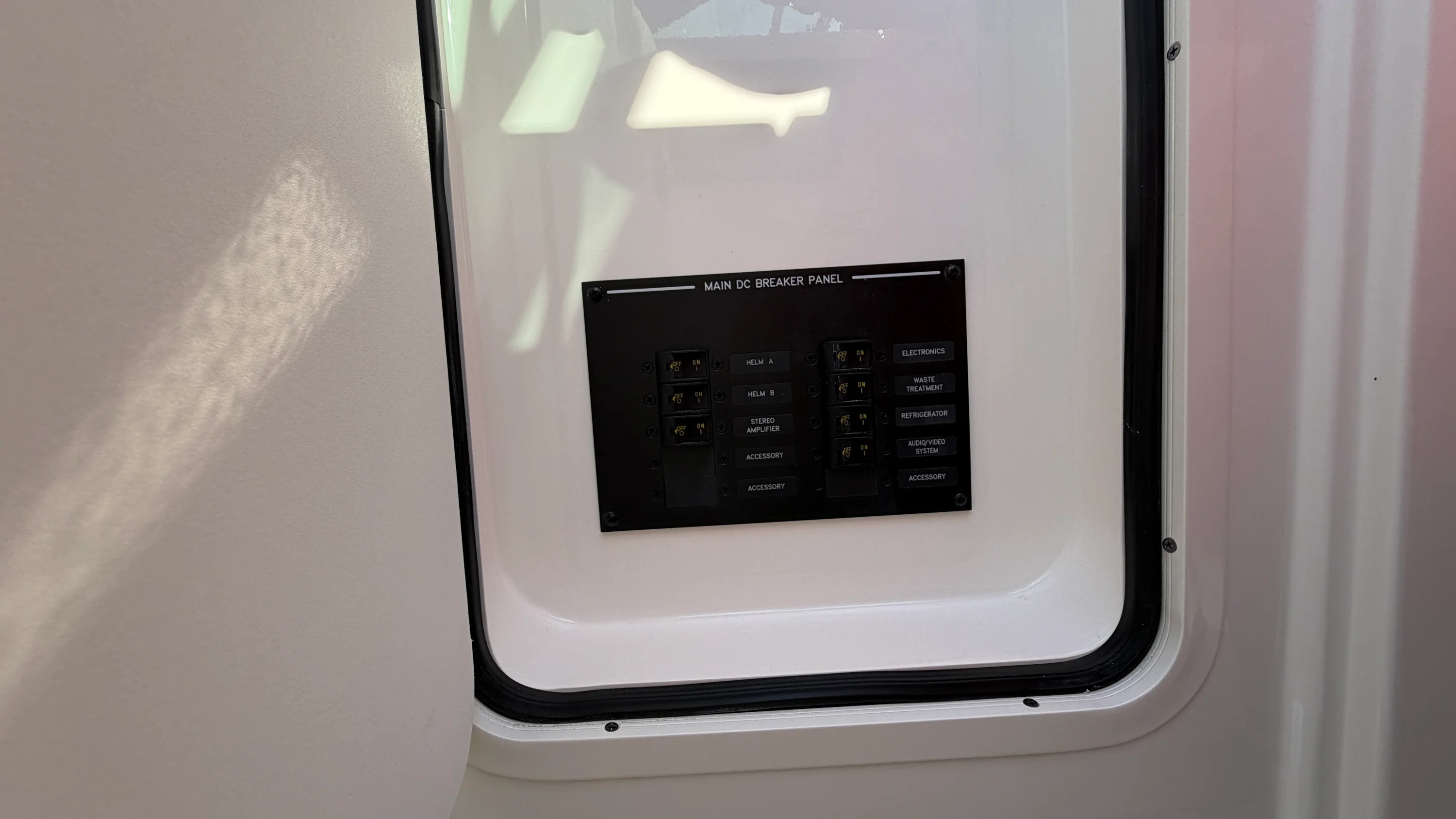 2026 Sea Ray SLX 310 Outboard Image Thumbnail #40