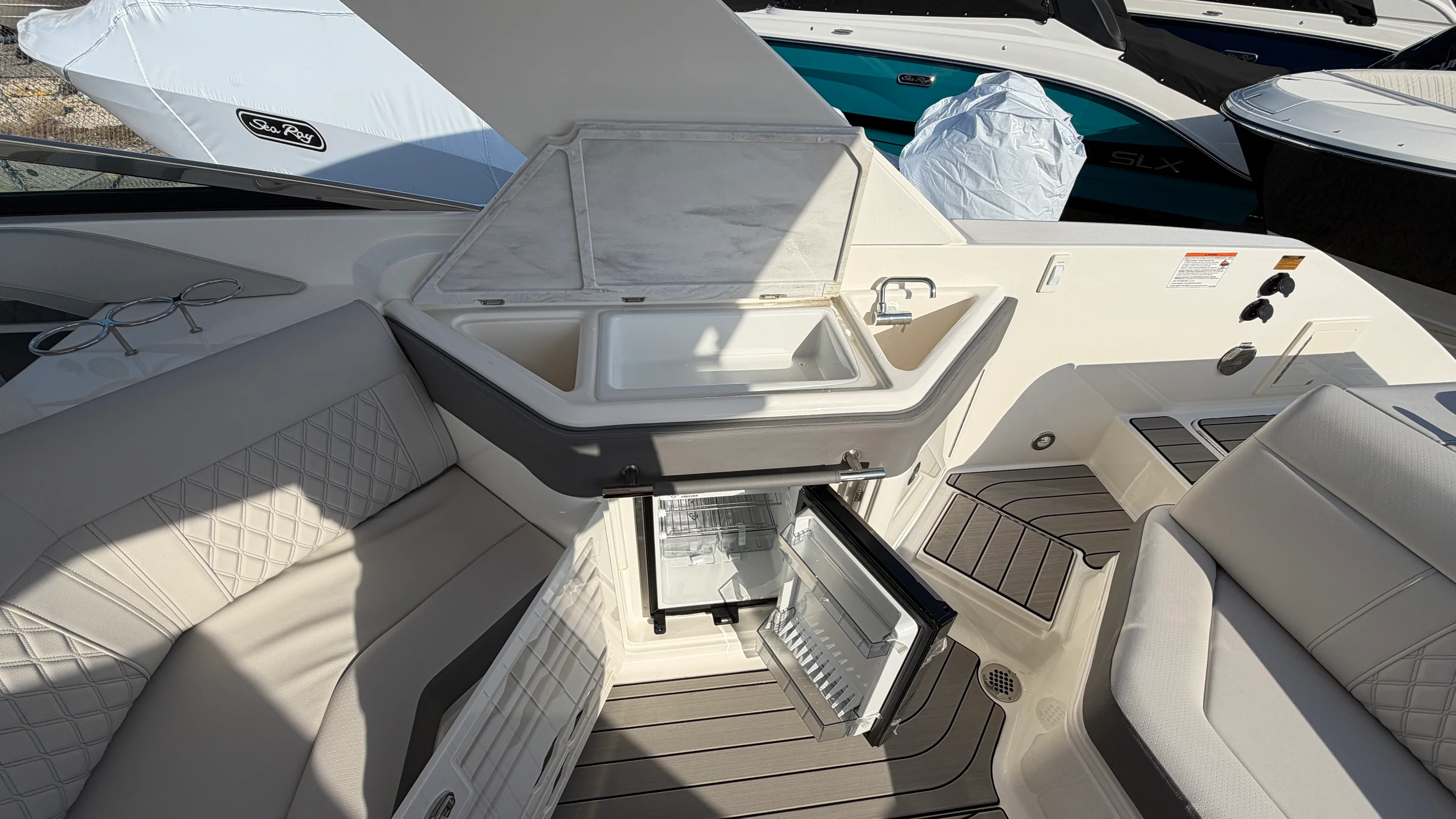 2026 Sea Ray SLX 310 Outboard Image Thumbnail #14