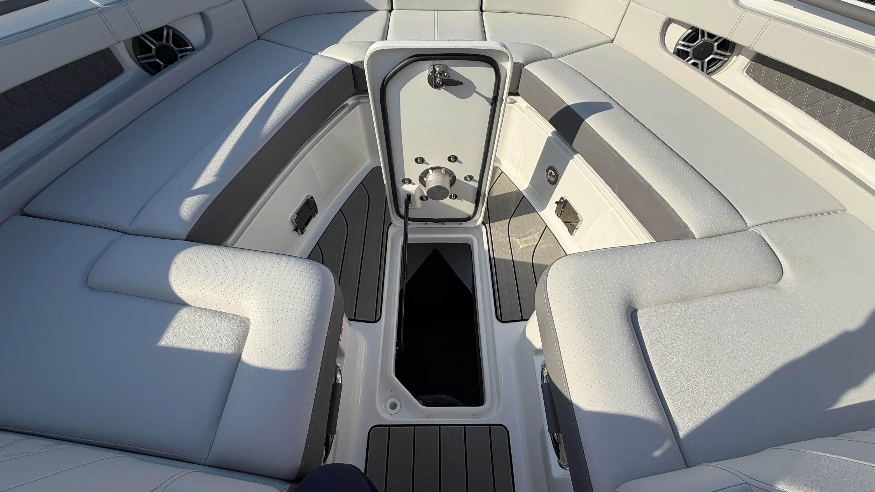 2026 Sea Ray SLX 310 Outboard Image Thumbnail #47