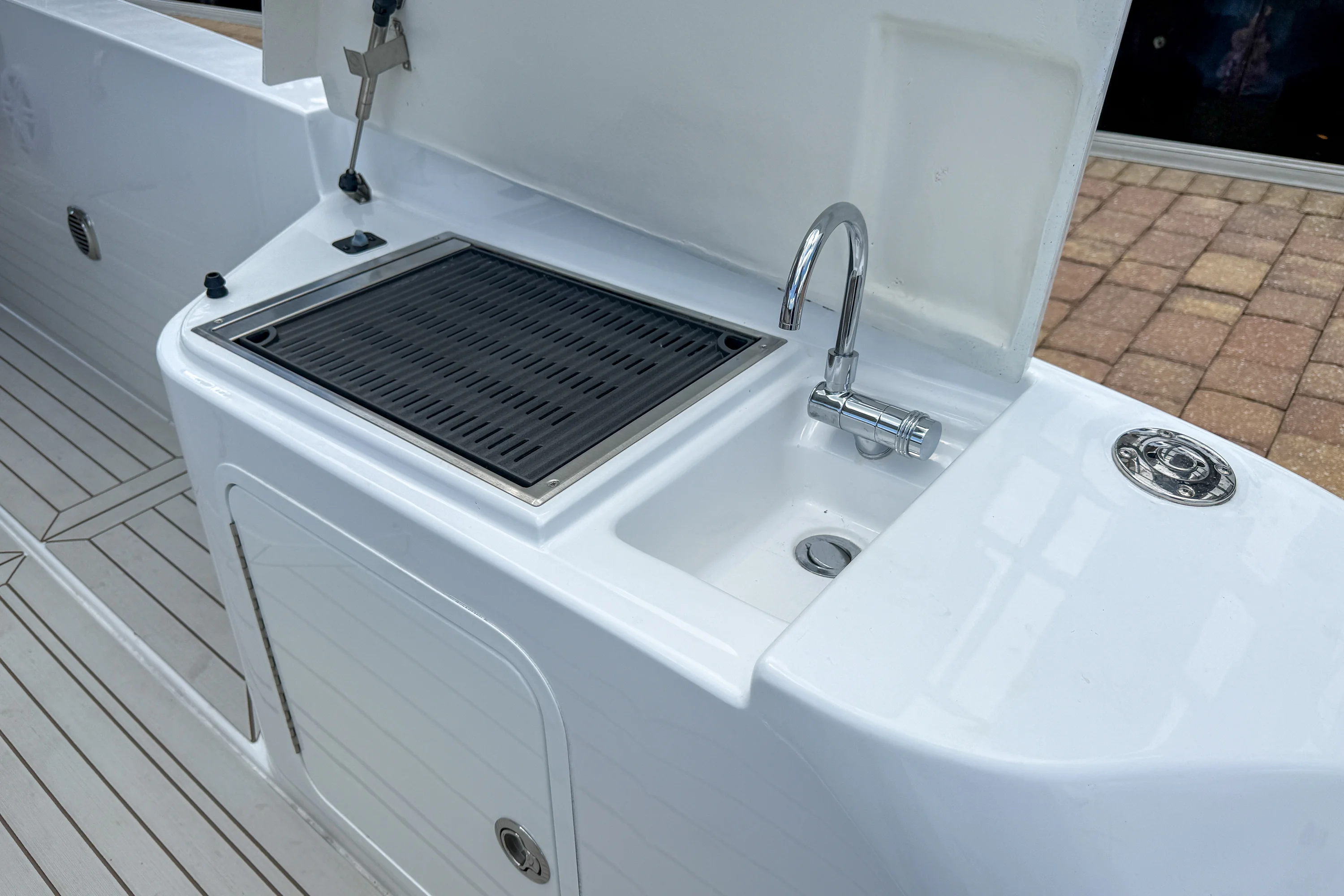 2026 Cruisers Yachts 38 VTR Image Thumbnail #9