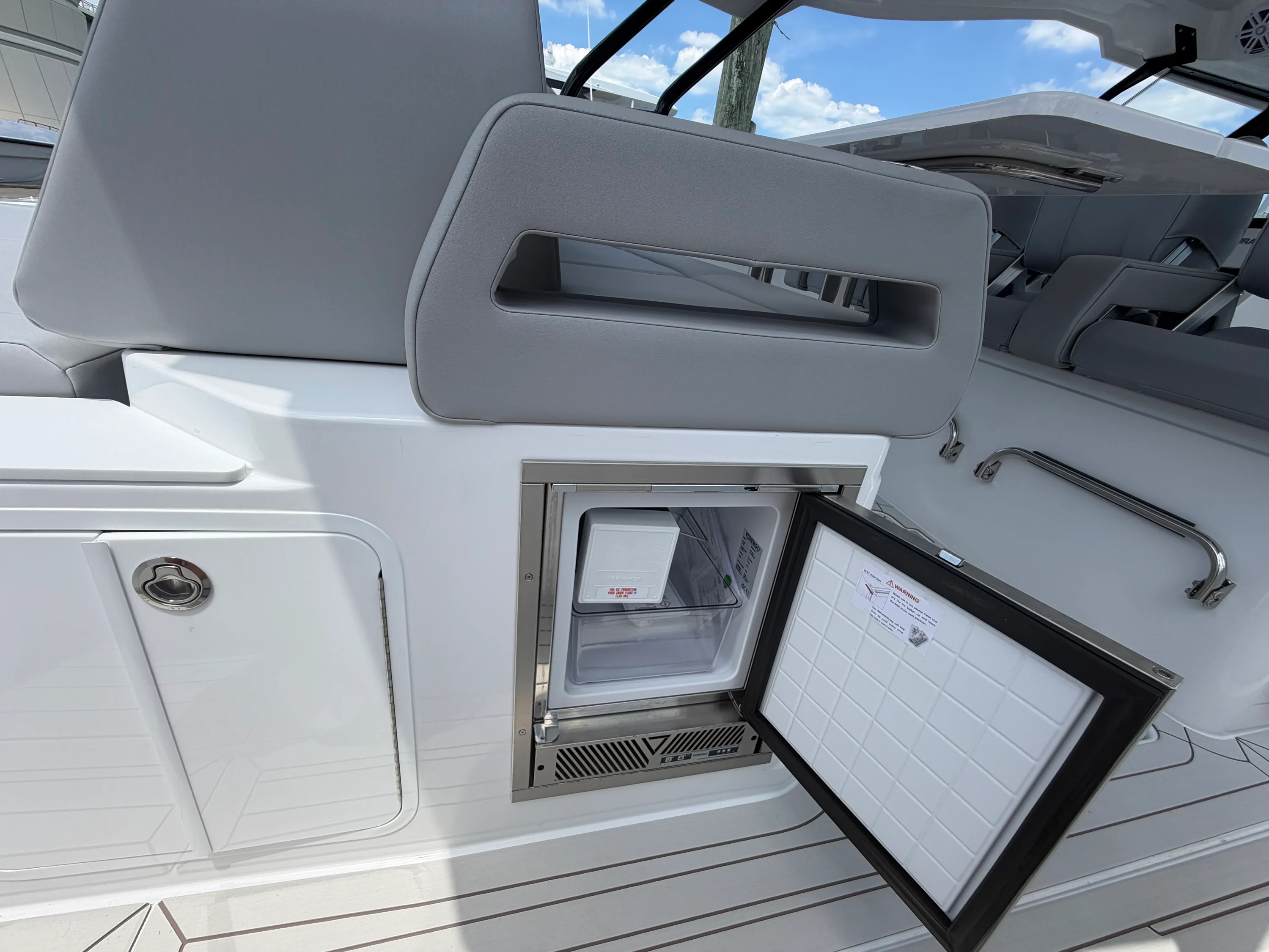 2026 Cruisers Yachts 38 VTR Image Thumbnail #26