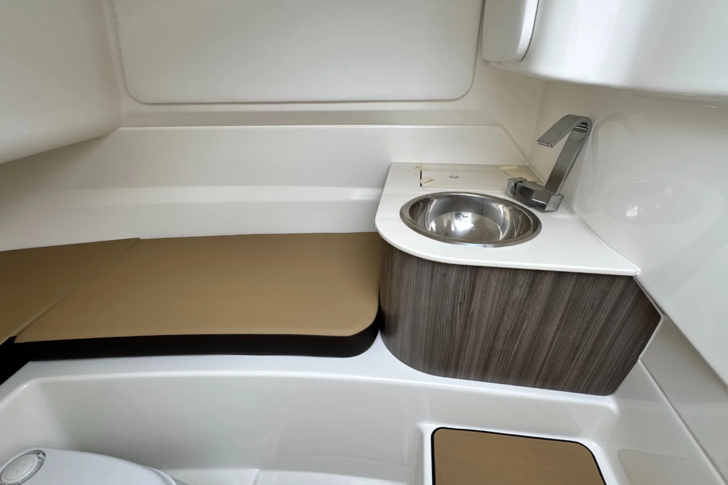 2026 Sea Ray SDX 250 Outboard Image Thumbnail #36