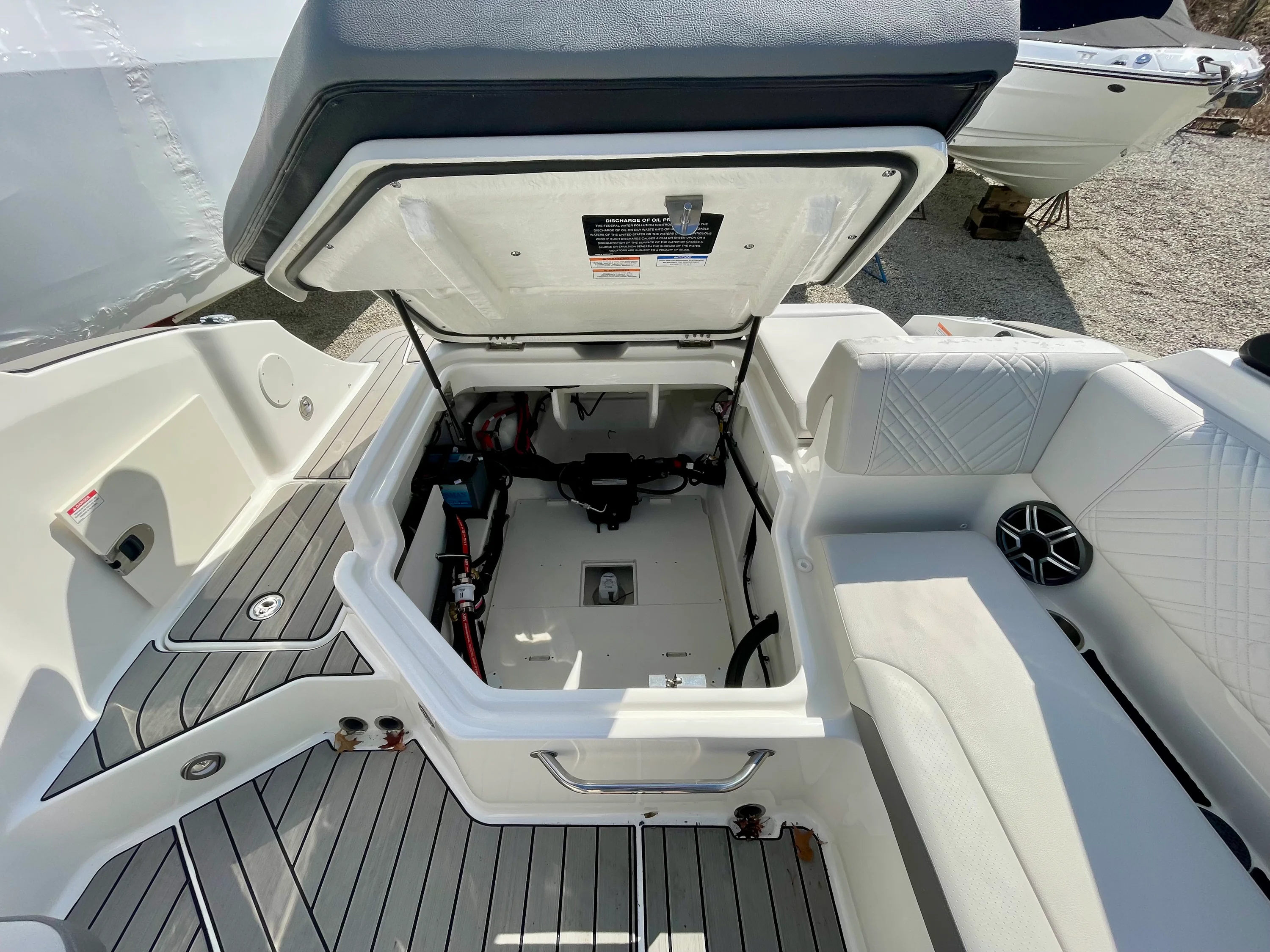 2026 Sea Ray SDX 230 Outboard Image Thumbnail #7