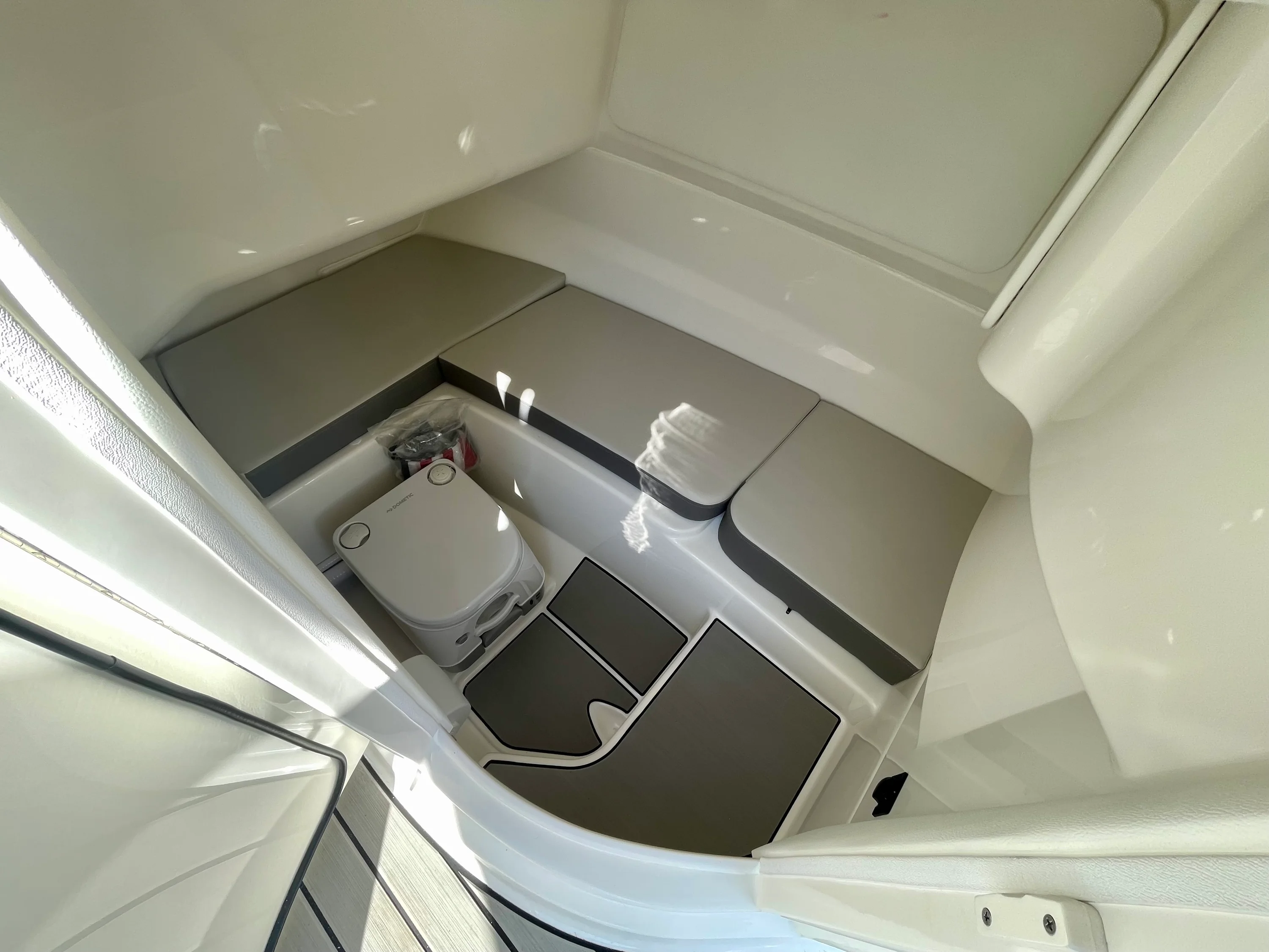 2026 Sea Ray SDX 230 Outboard Image Thumbnail #17