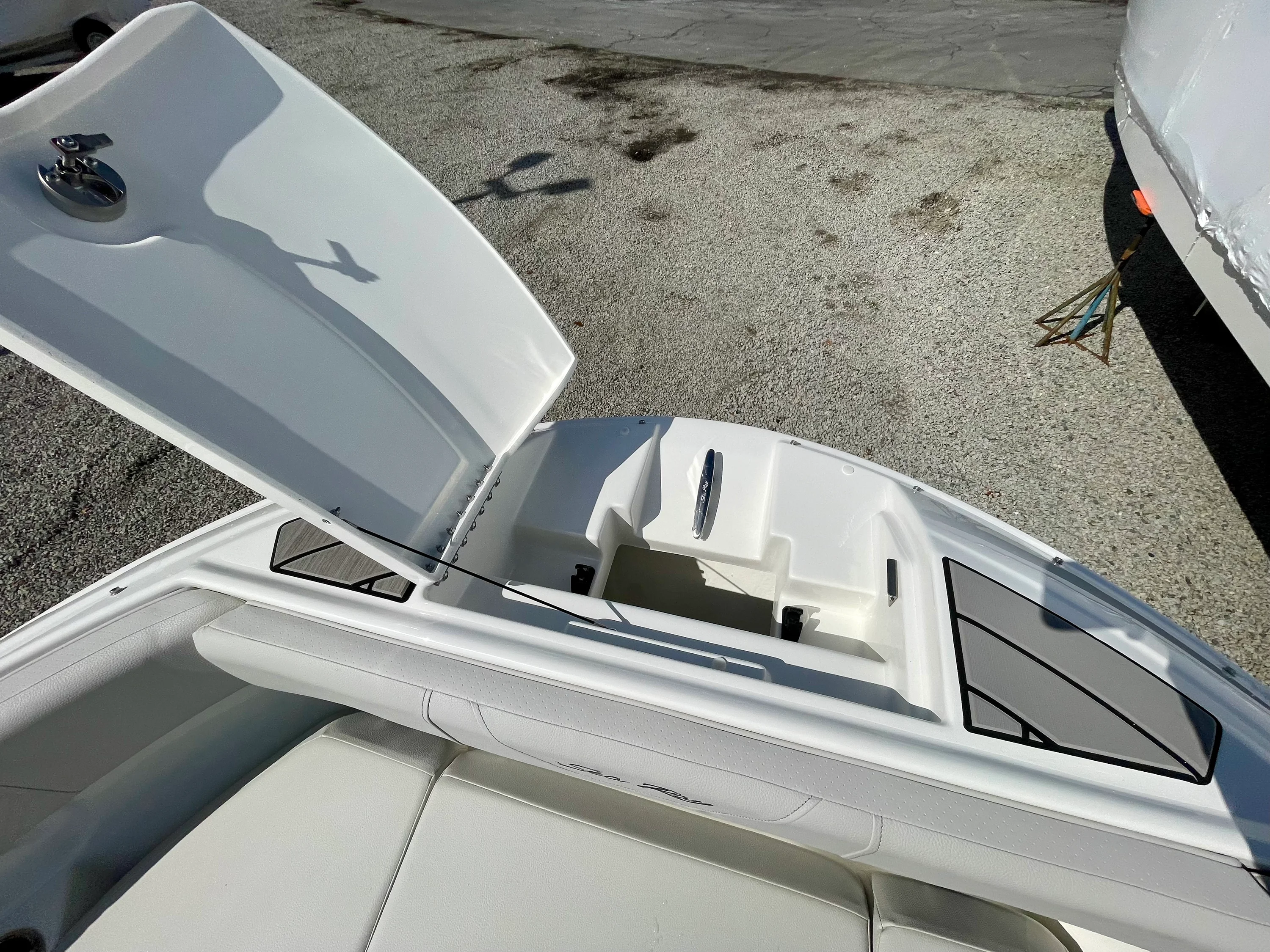 2026 Sea Ray SDX 230 Outboard Image Thumbnail #24