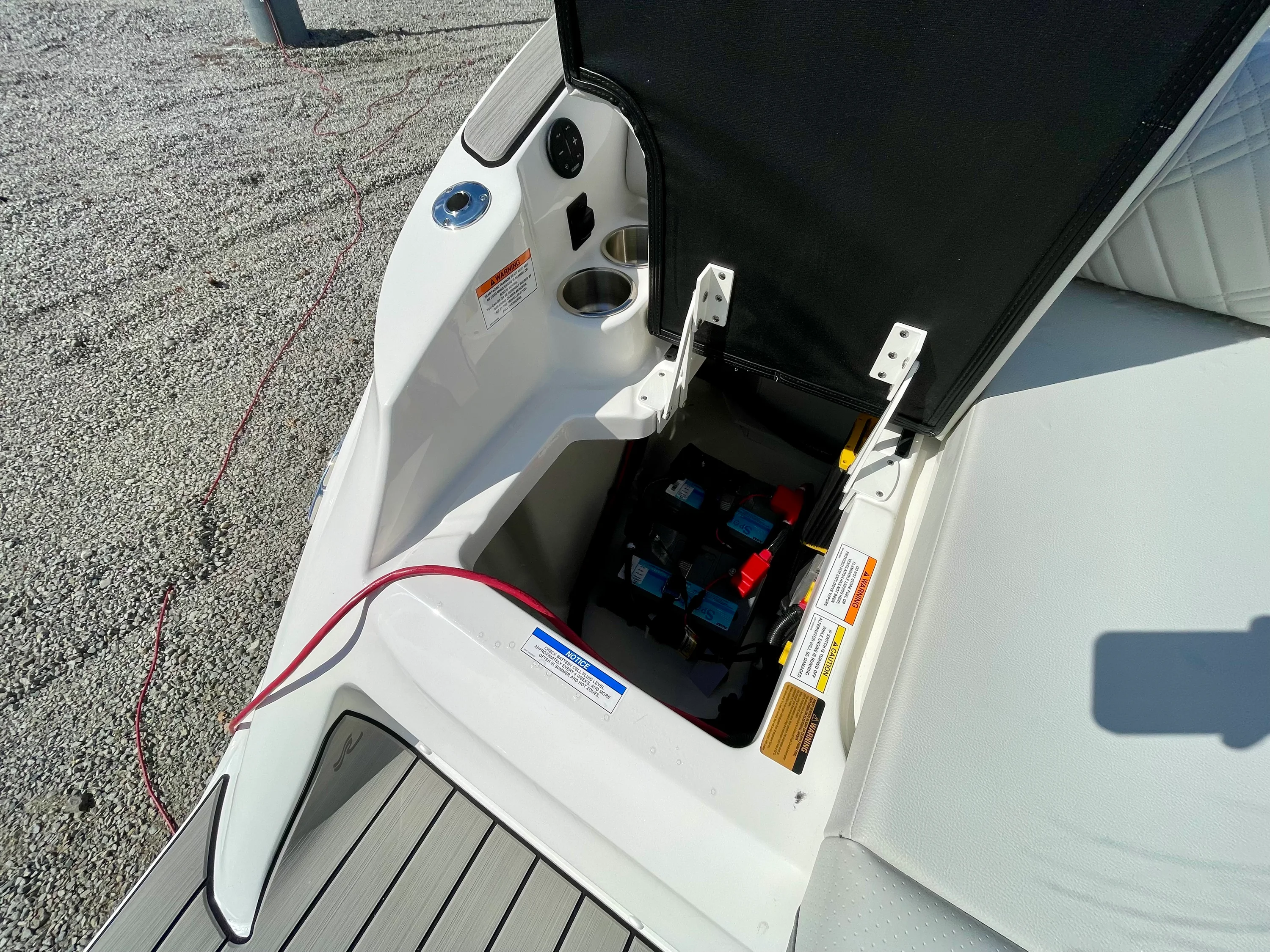 2026 Sea Ray SDX 230 Outboard Image Thumbnail #4