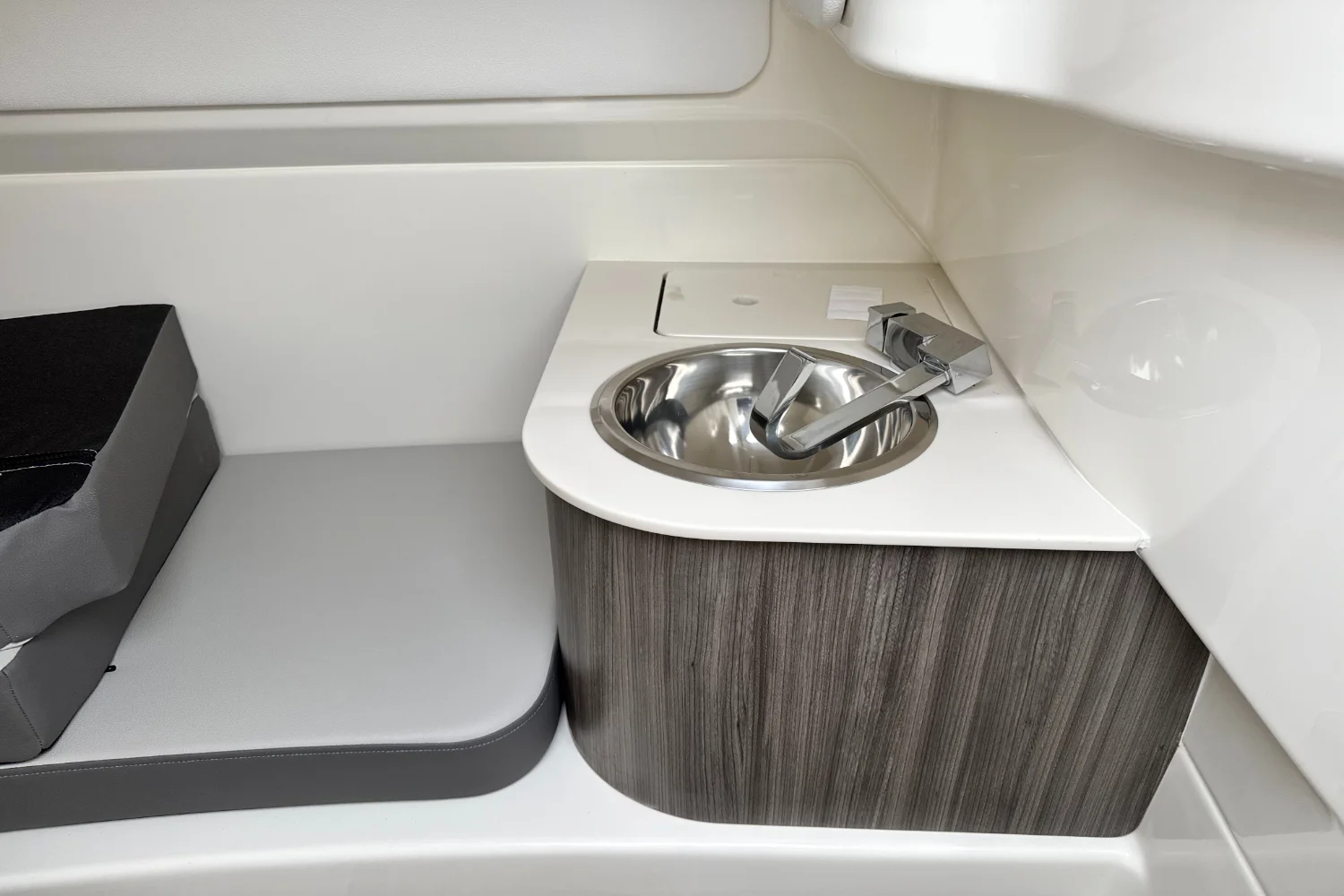 2026 Sea Ray SDX 270 Outboard Image Thumbnail #35