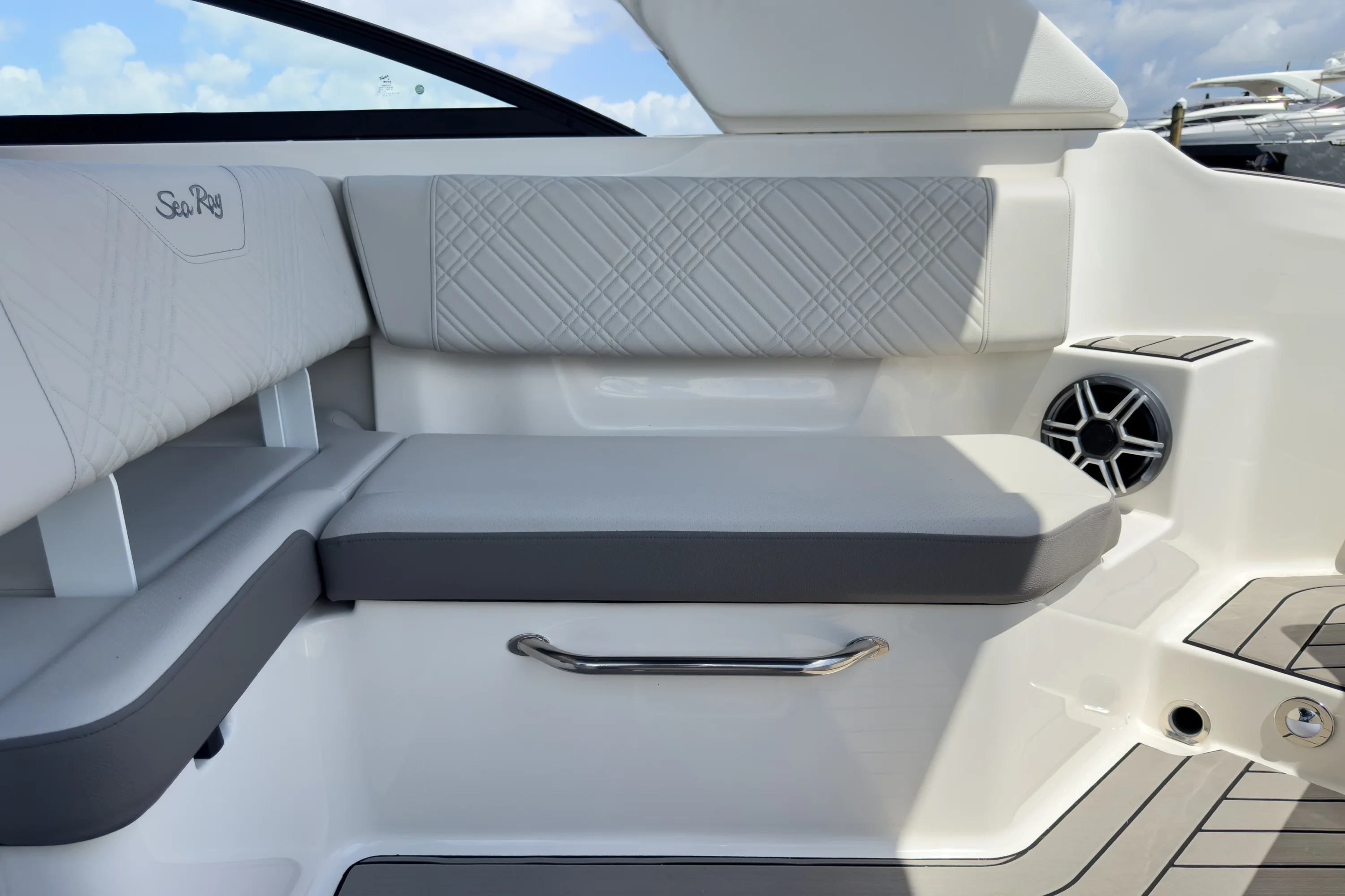 2026 Sea Ray SDX 270 Outboard Image Thumbnail #9