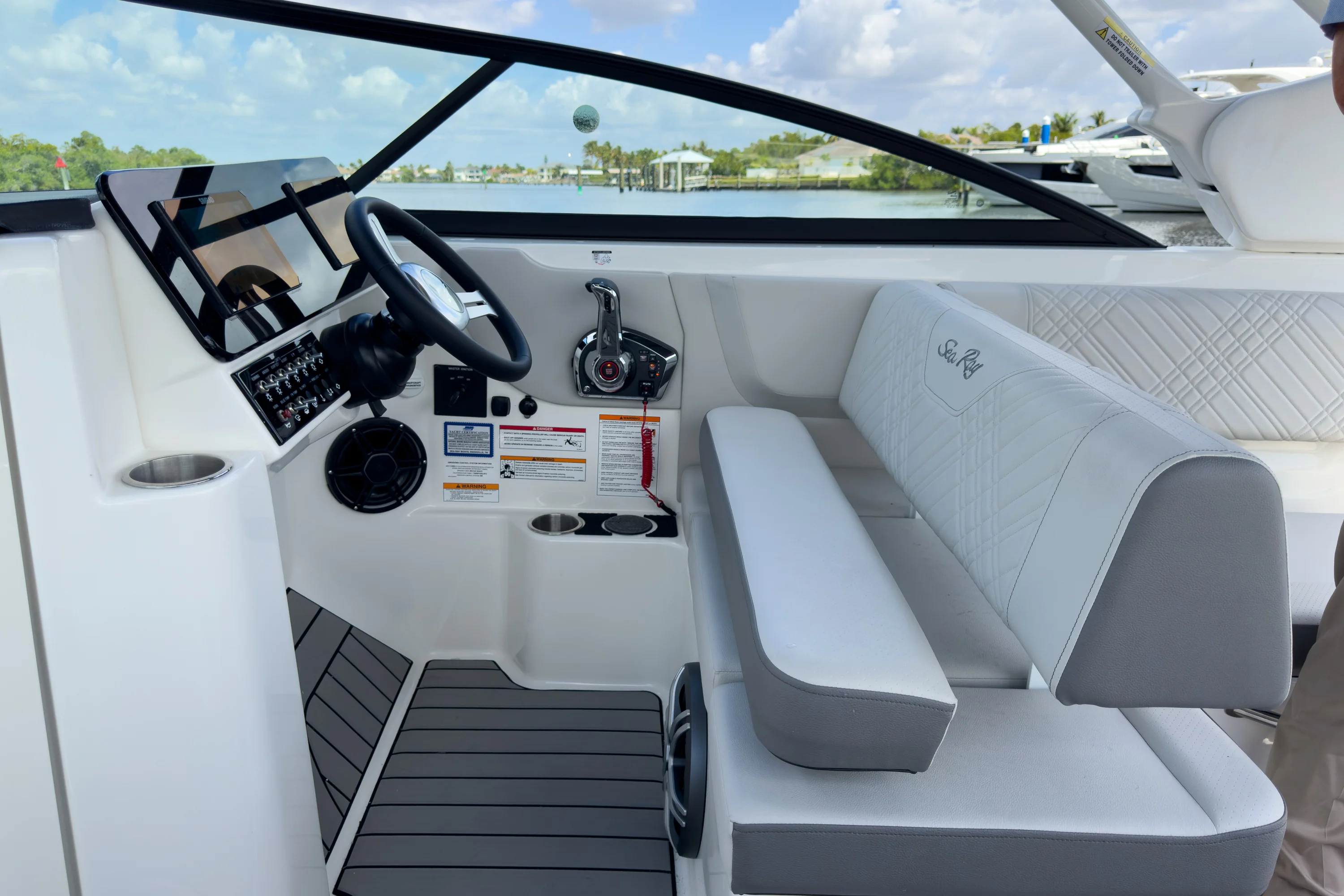 2026 Sea Ray SDX 270 Outboard Image Thumbnail #10