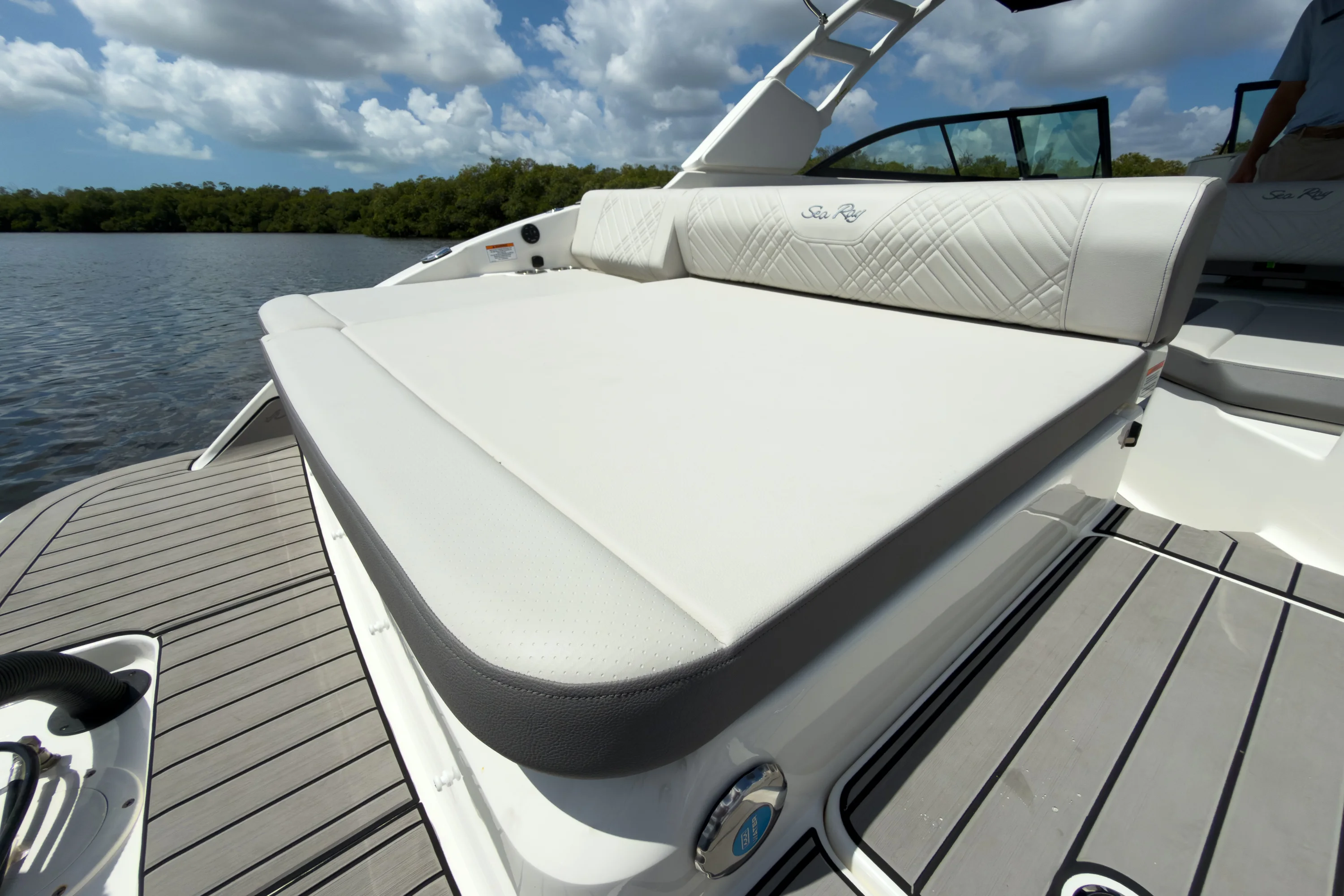 2026 Sea Ray SDX 270 Outboard Image Thumbnail #5