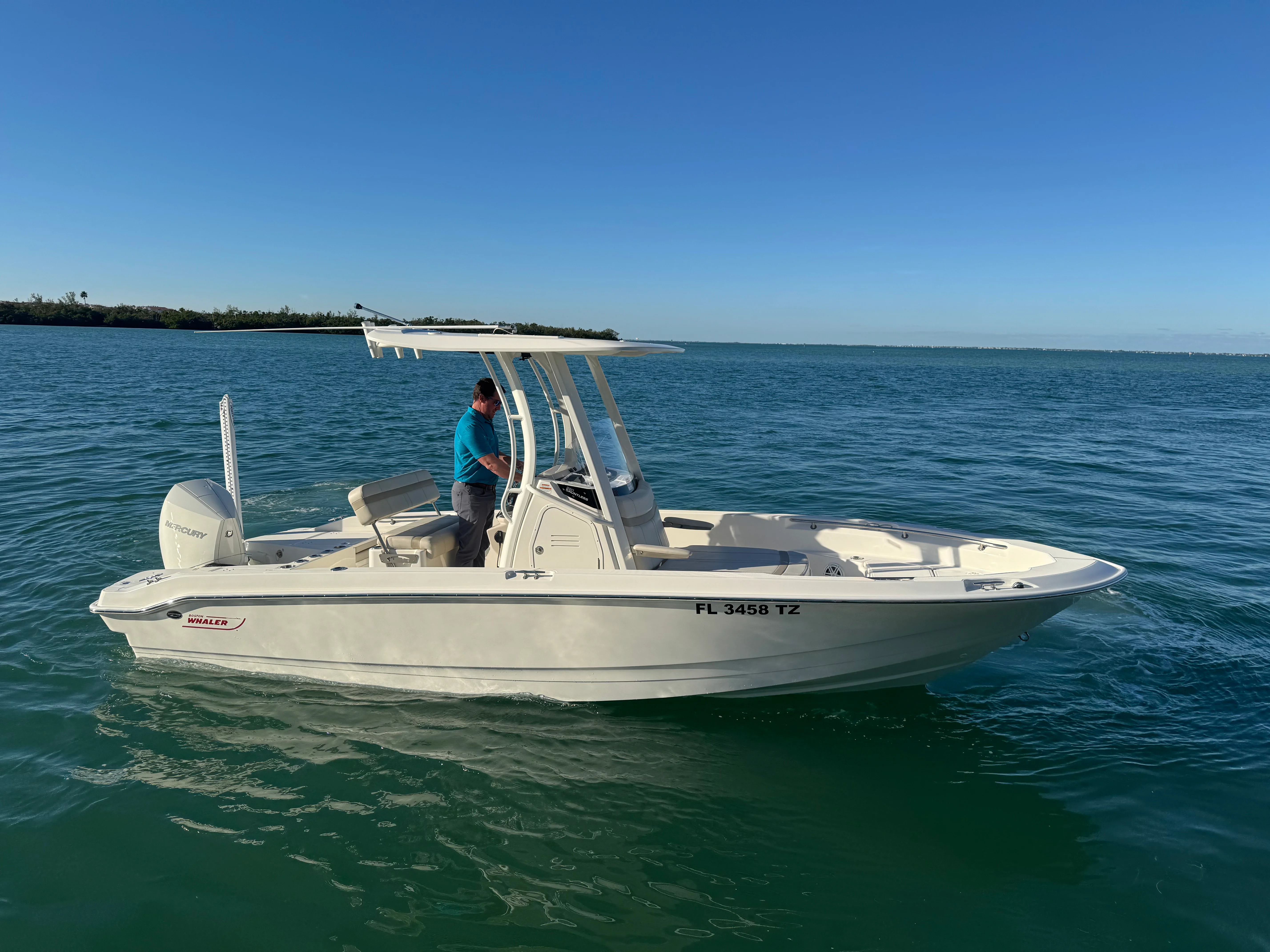 2025 Boston Whaler 220 DAUNTLESS Image Thumbnail #7