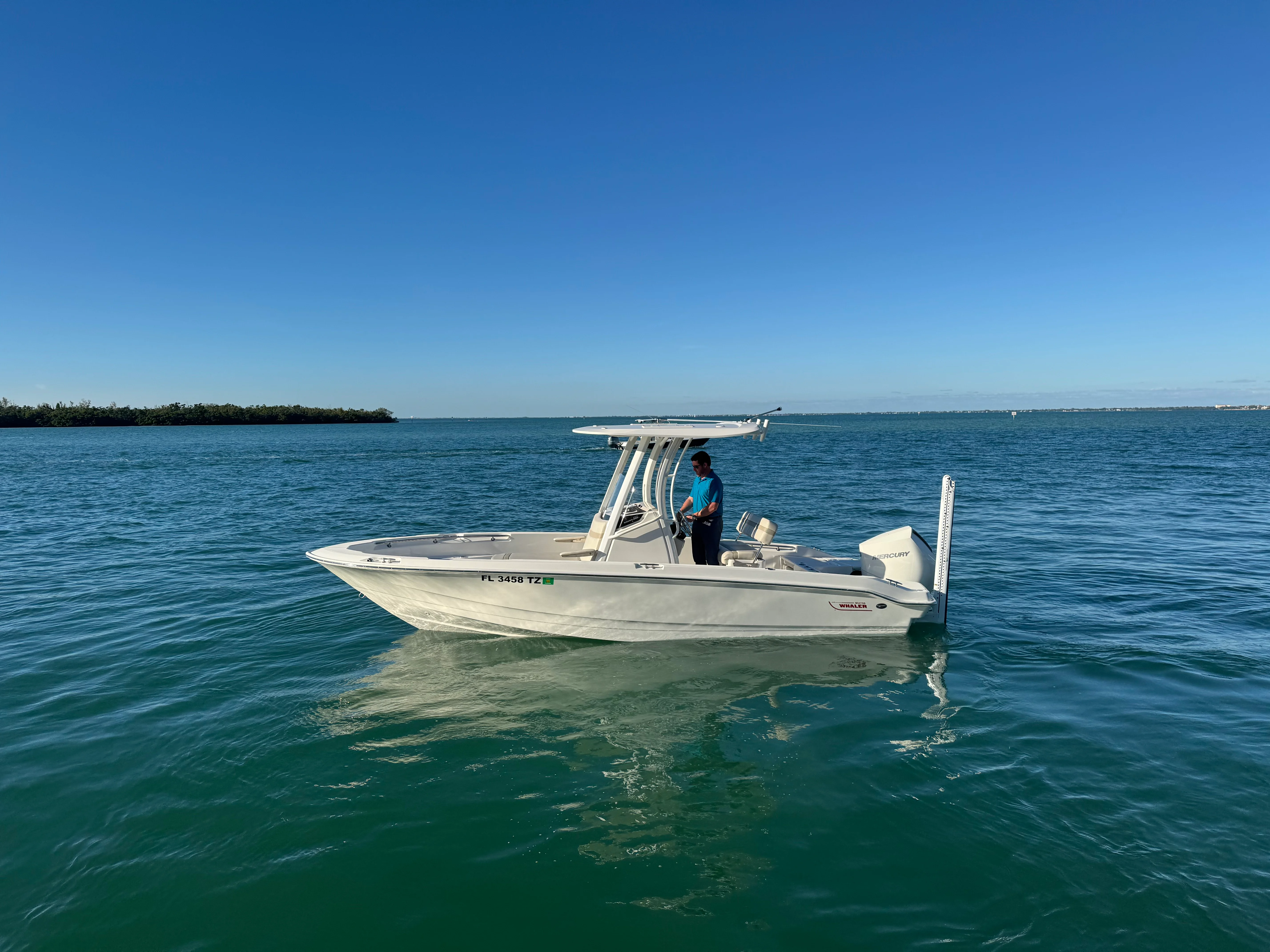 2025 Boston Whaler 220 DAUNTLESS Image Thumbnail #14