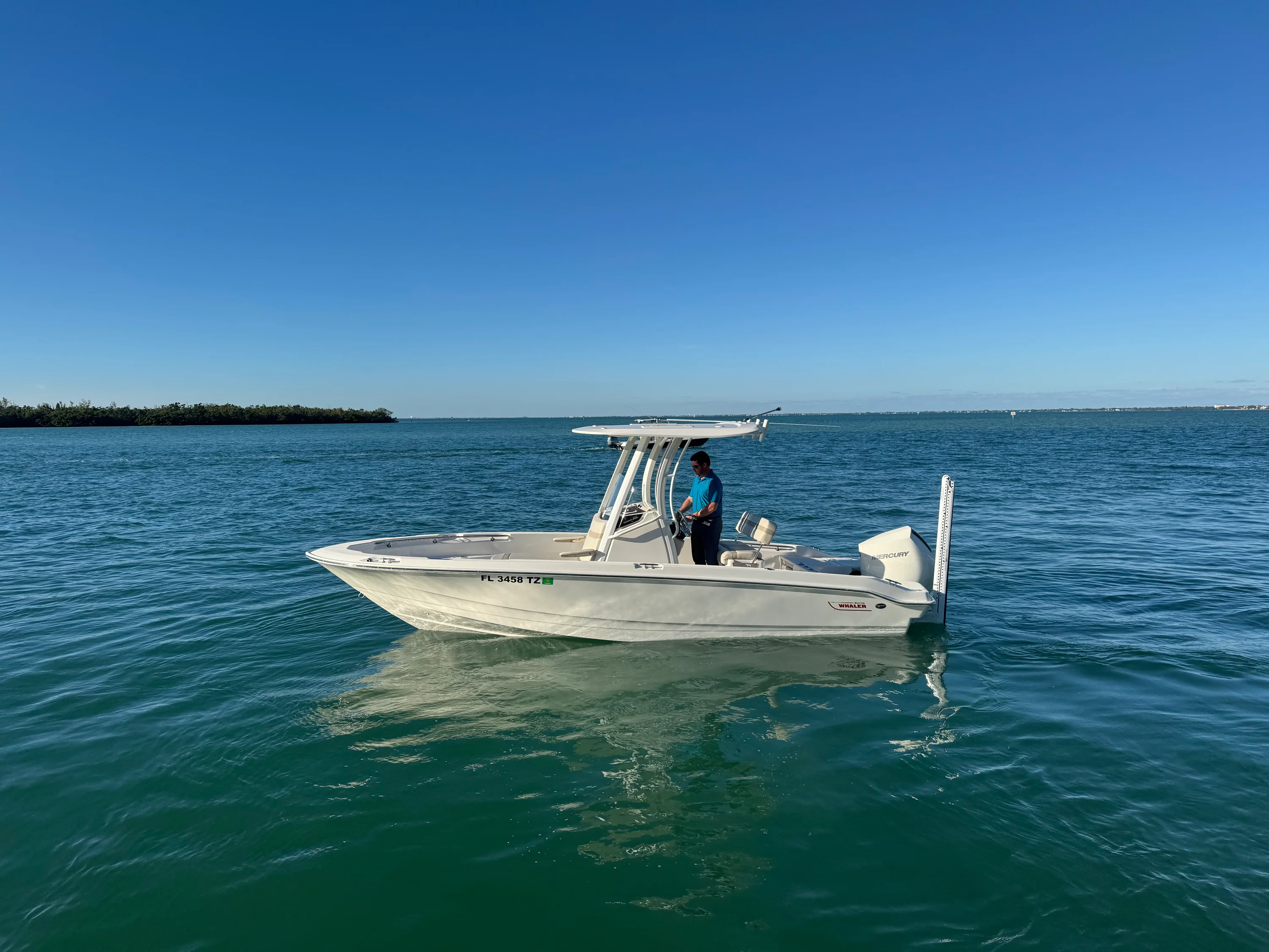 2025 Boston Whaler 220 DAUNTLESS Image Thumbnail #14