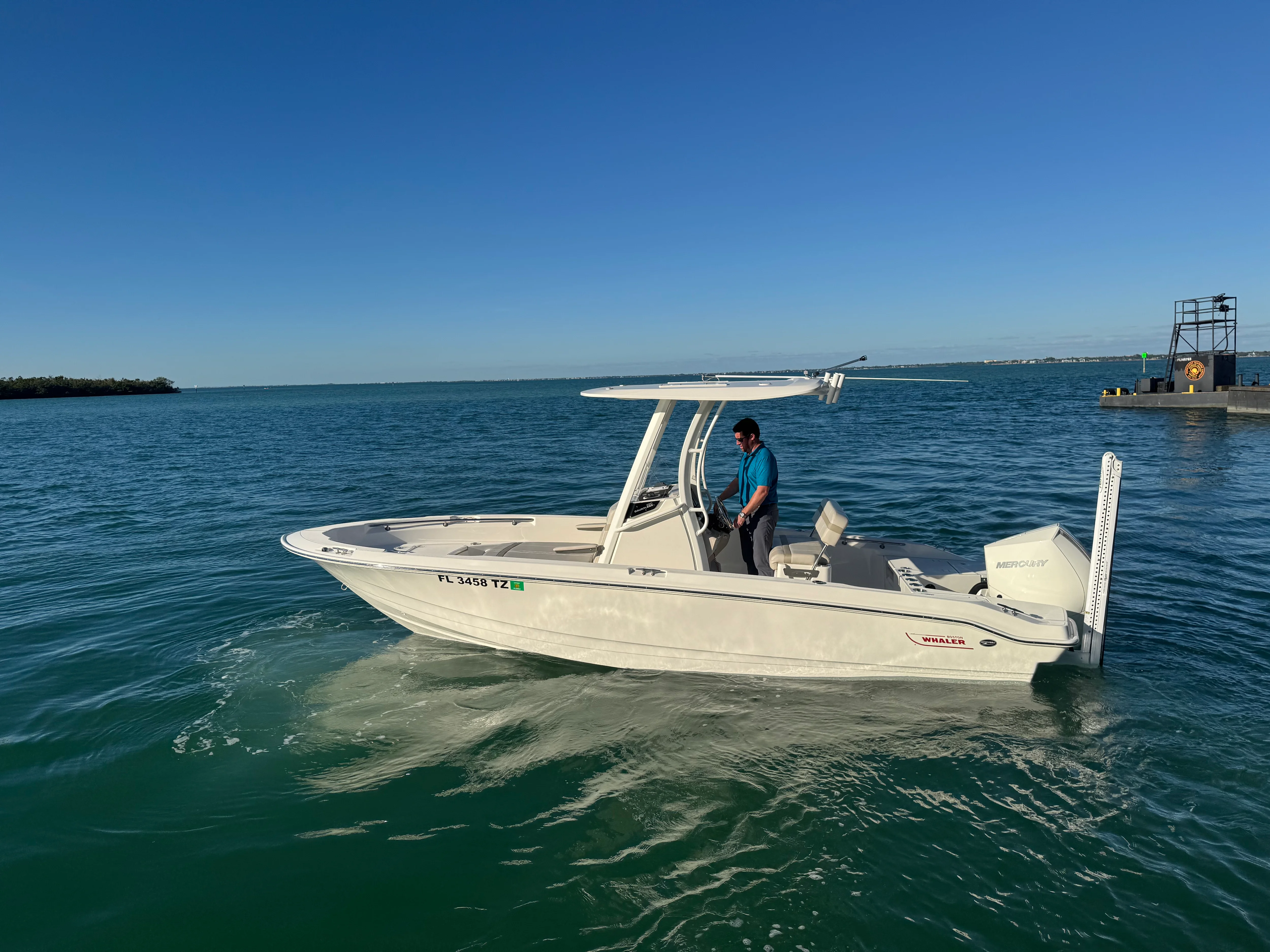2025 Boston Whaler 220 DAUNTLESS Image Thumbnail #1