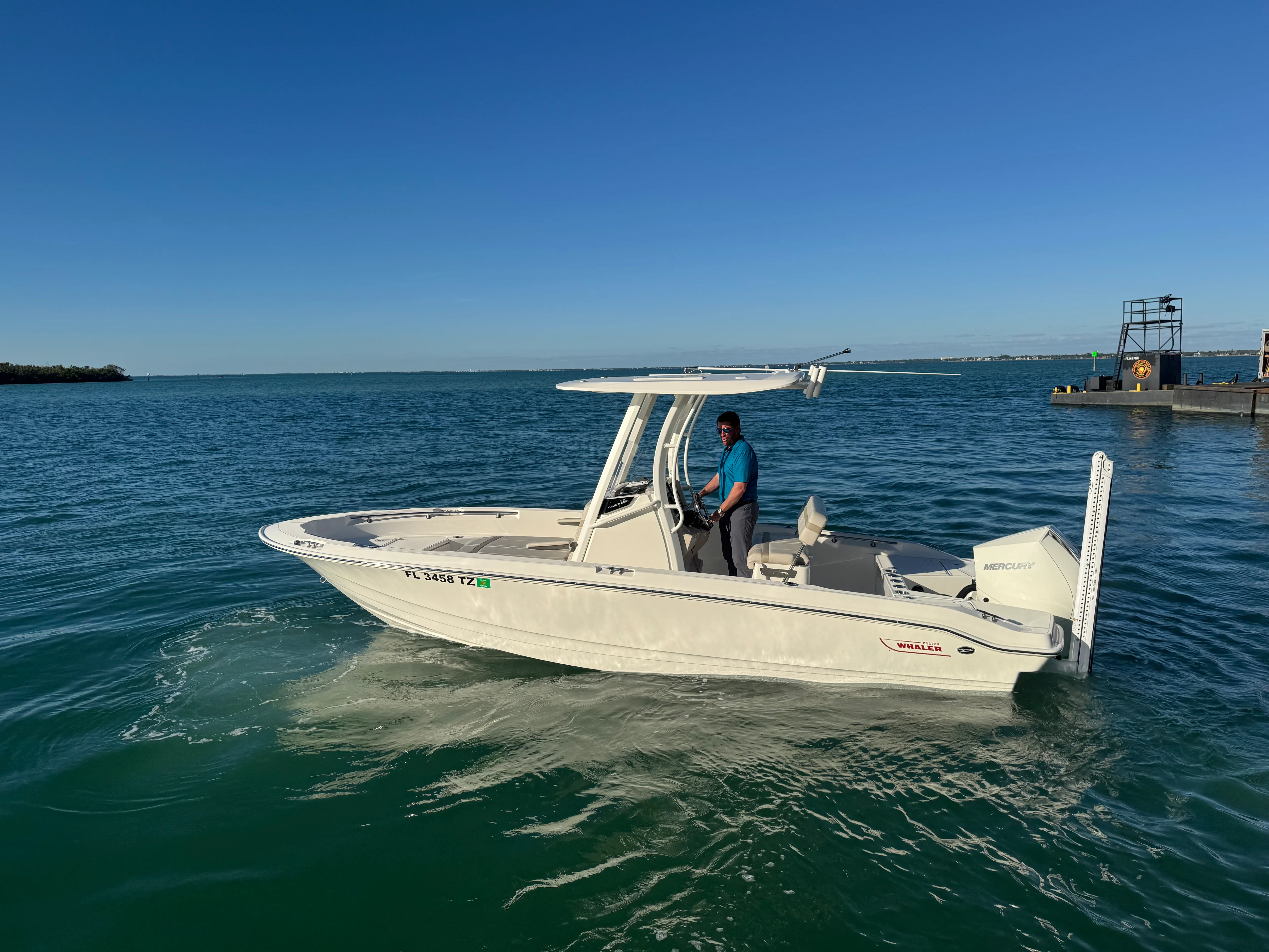 2025 Boston Whaler 220 DAUNTLESS Image Thumbnail #8