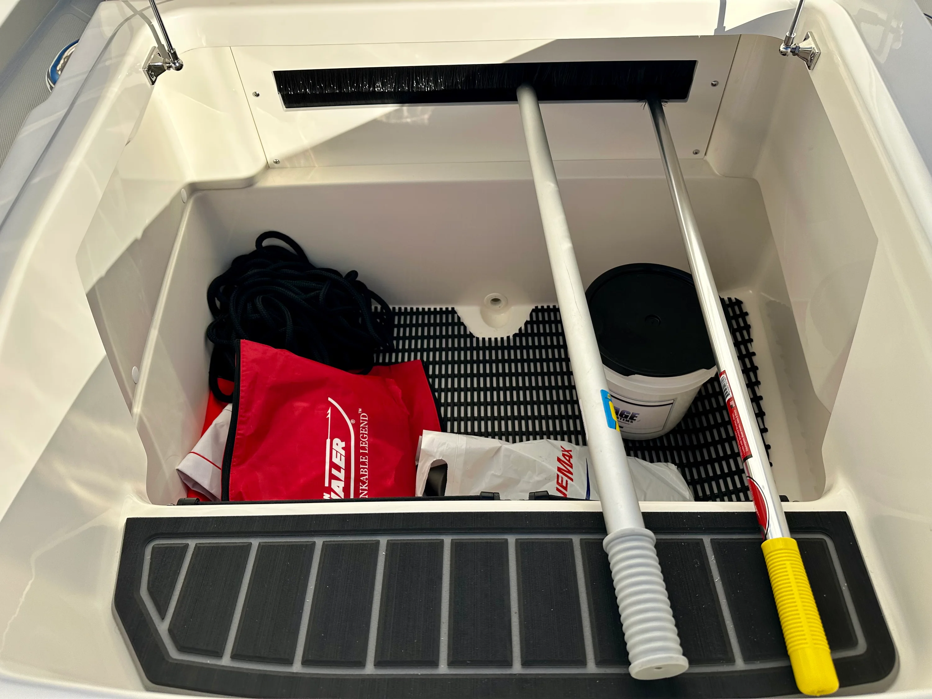 2025 Boston Whaler 220 DAUNTLESS Image Thumbnail #22