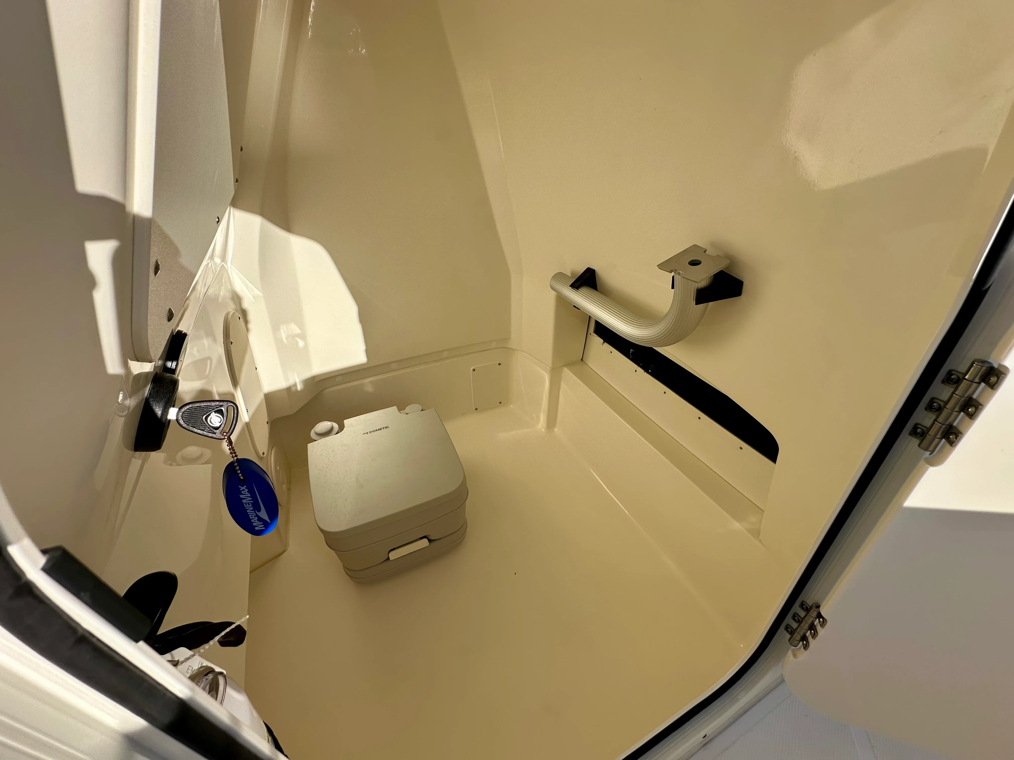 2025 Boston Whaler 220 DAUNTLESS Image Thumbnail #28