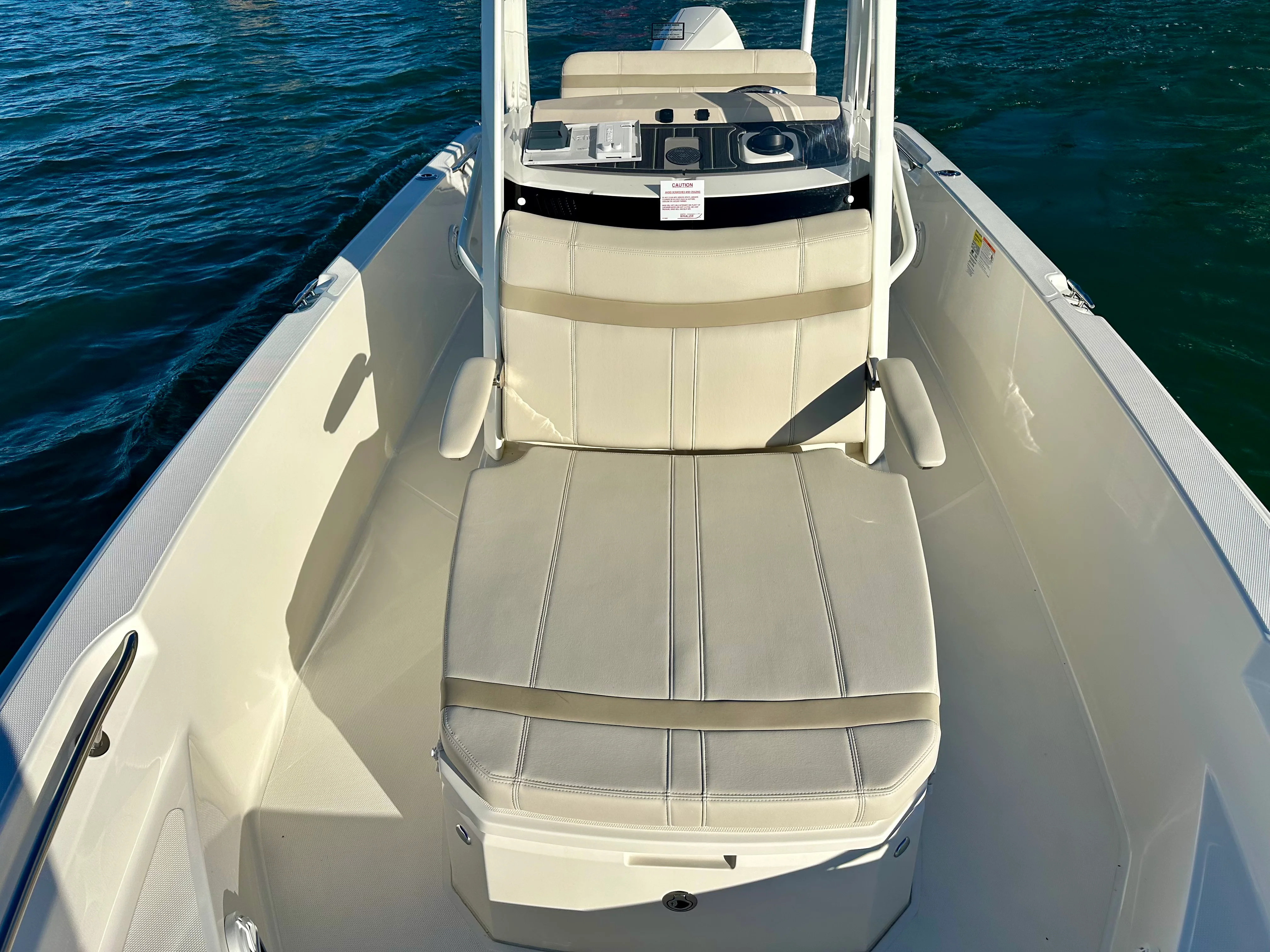 2025 Boston Whaler 220 DAUNTLESS Image Thumbnail #17