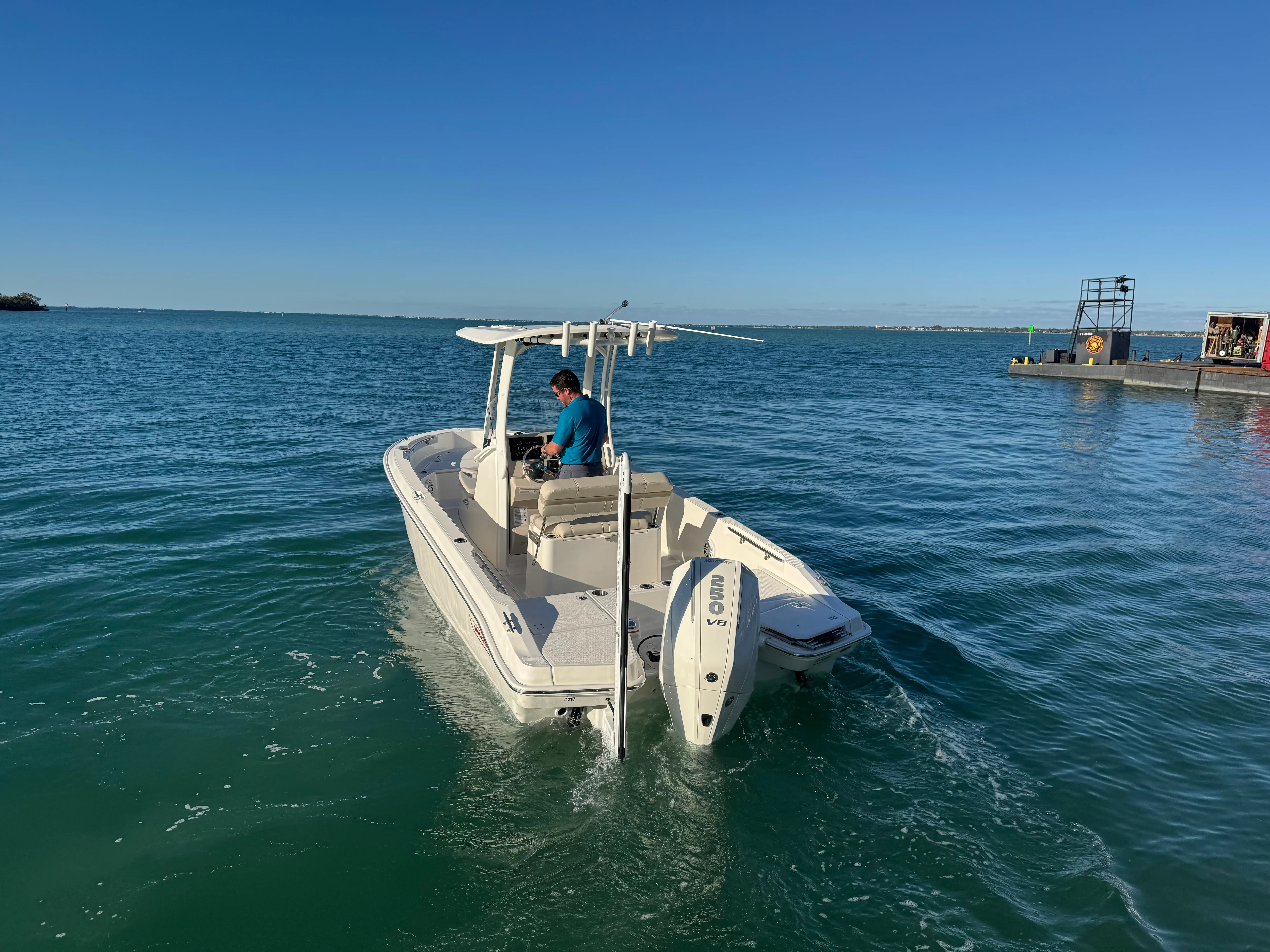 2025 Boston Whaler 220 DAUNTLESS Image Thumbnail #4