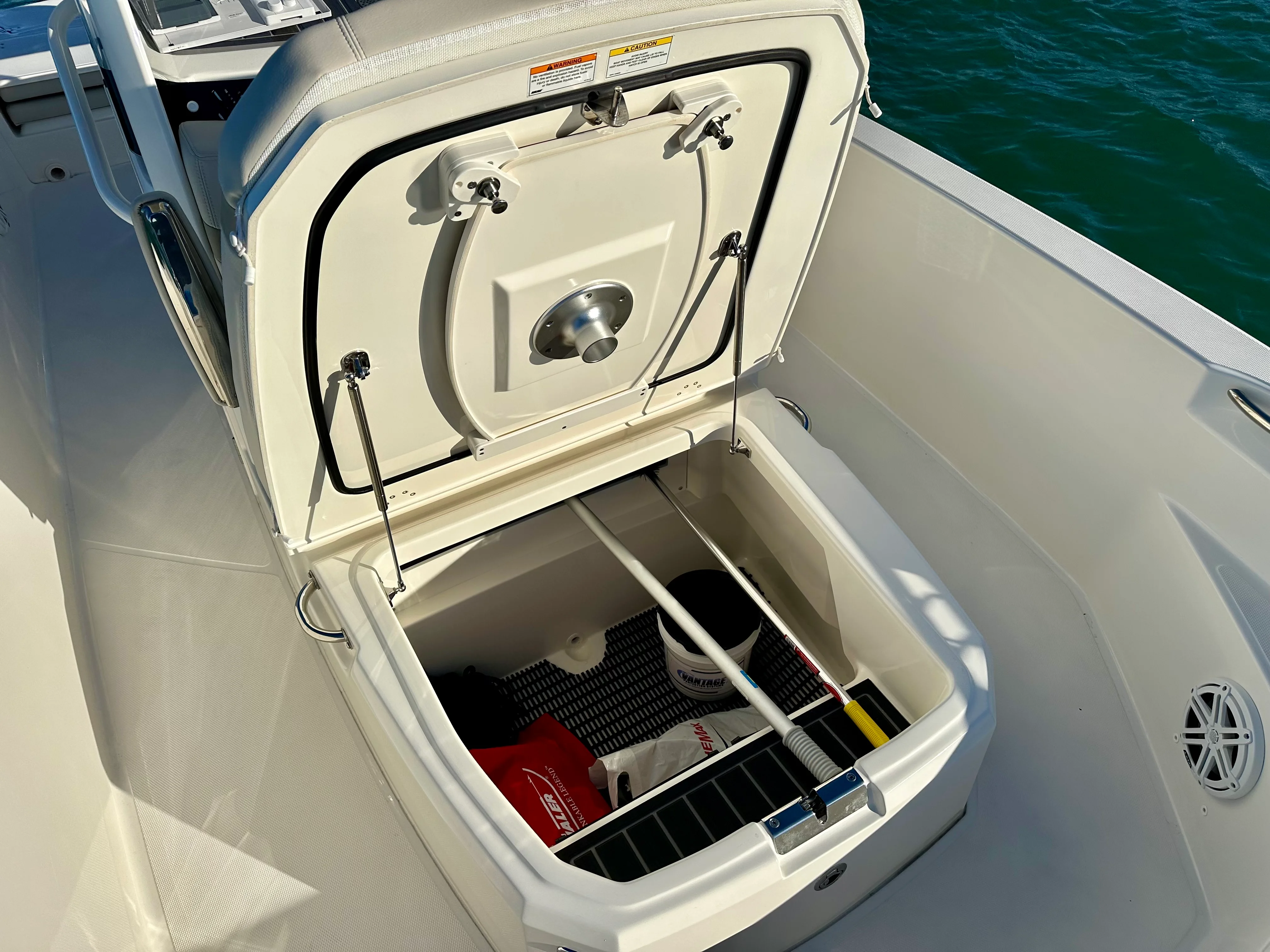 2025 Boston Whaler 220 DAUNTLESS Image Thumbnail #21