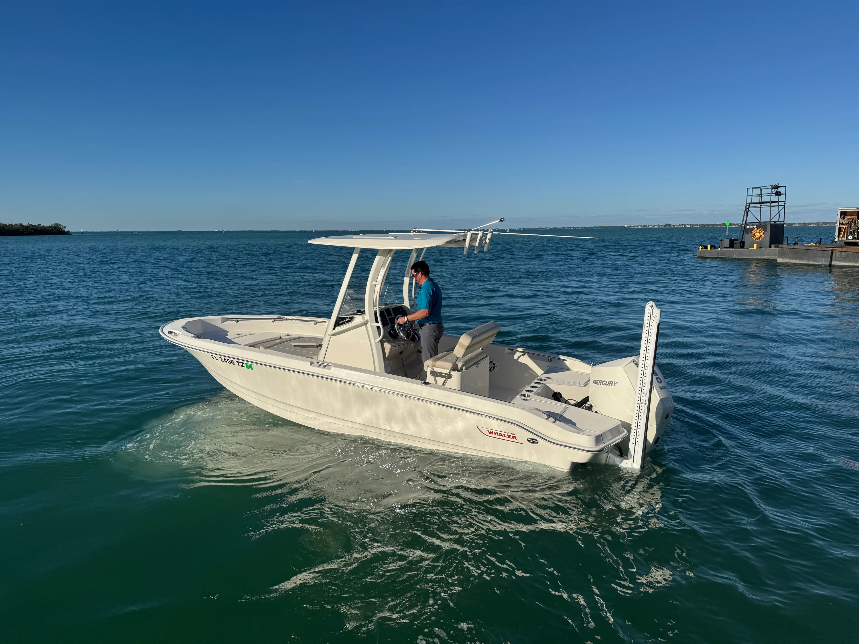 2025 Boston Whaler 220 DAUNTLESS Image Thumbnail #2
