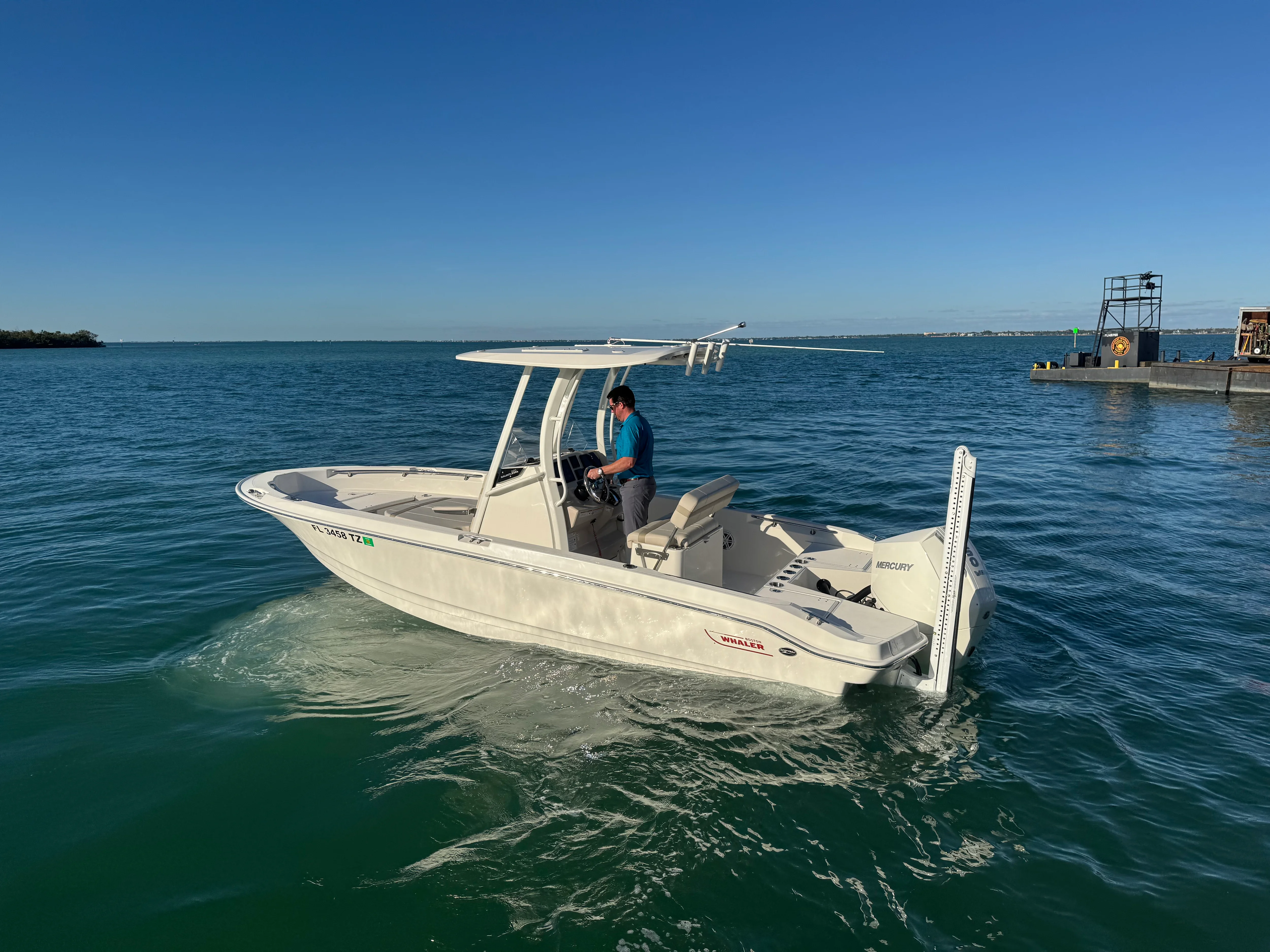 2025 Boston Whaler 220 DAUNTLESS Image Thumbnail #2