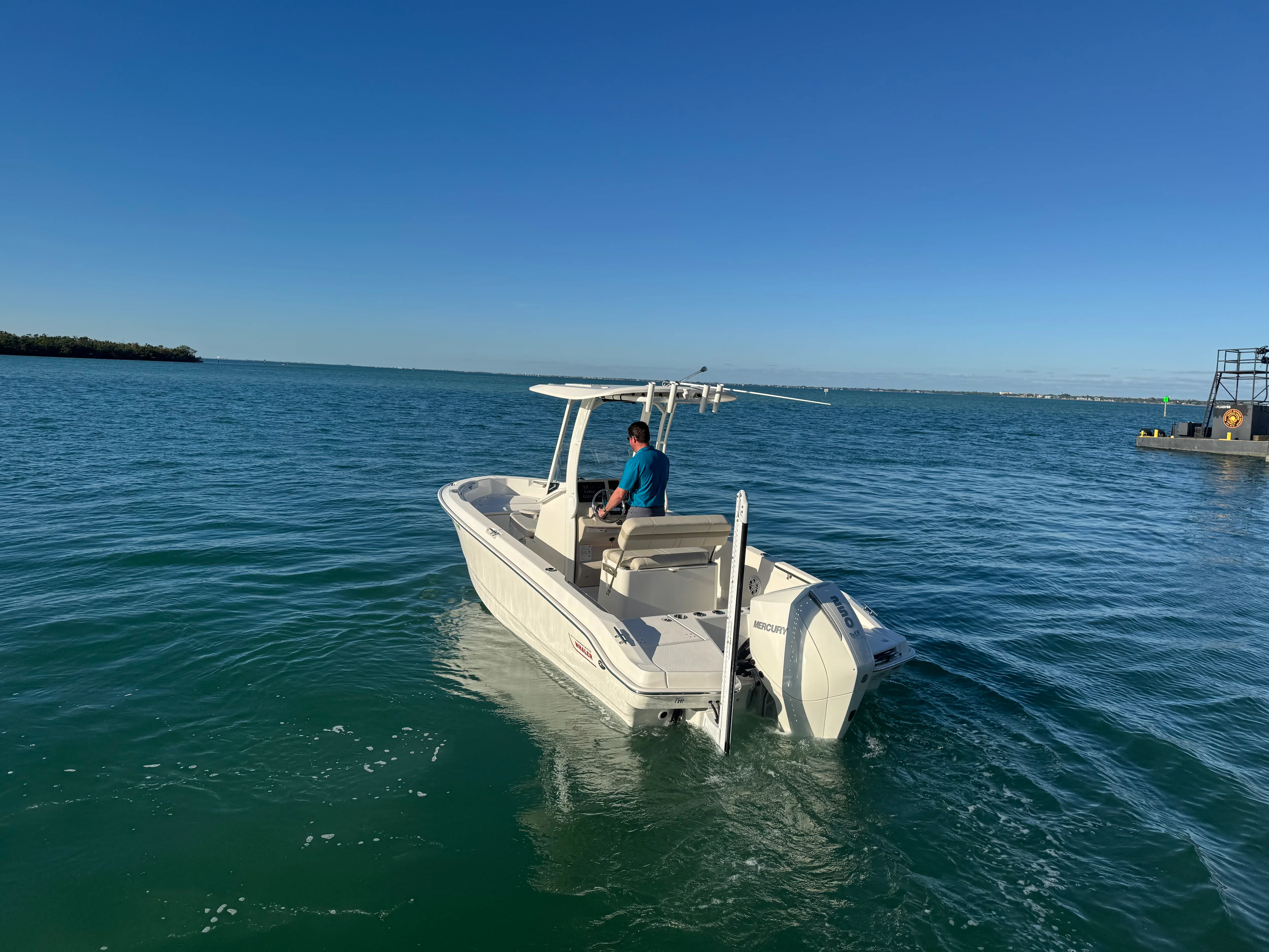 2025 Boston Whaler 220 DAUNTLESS Image Thumbnail #3