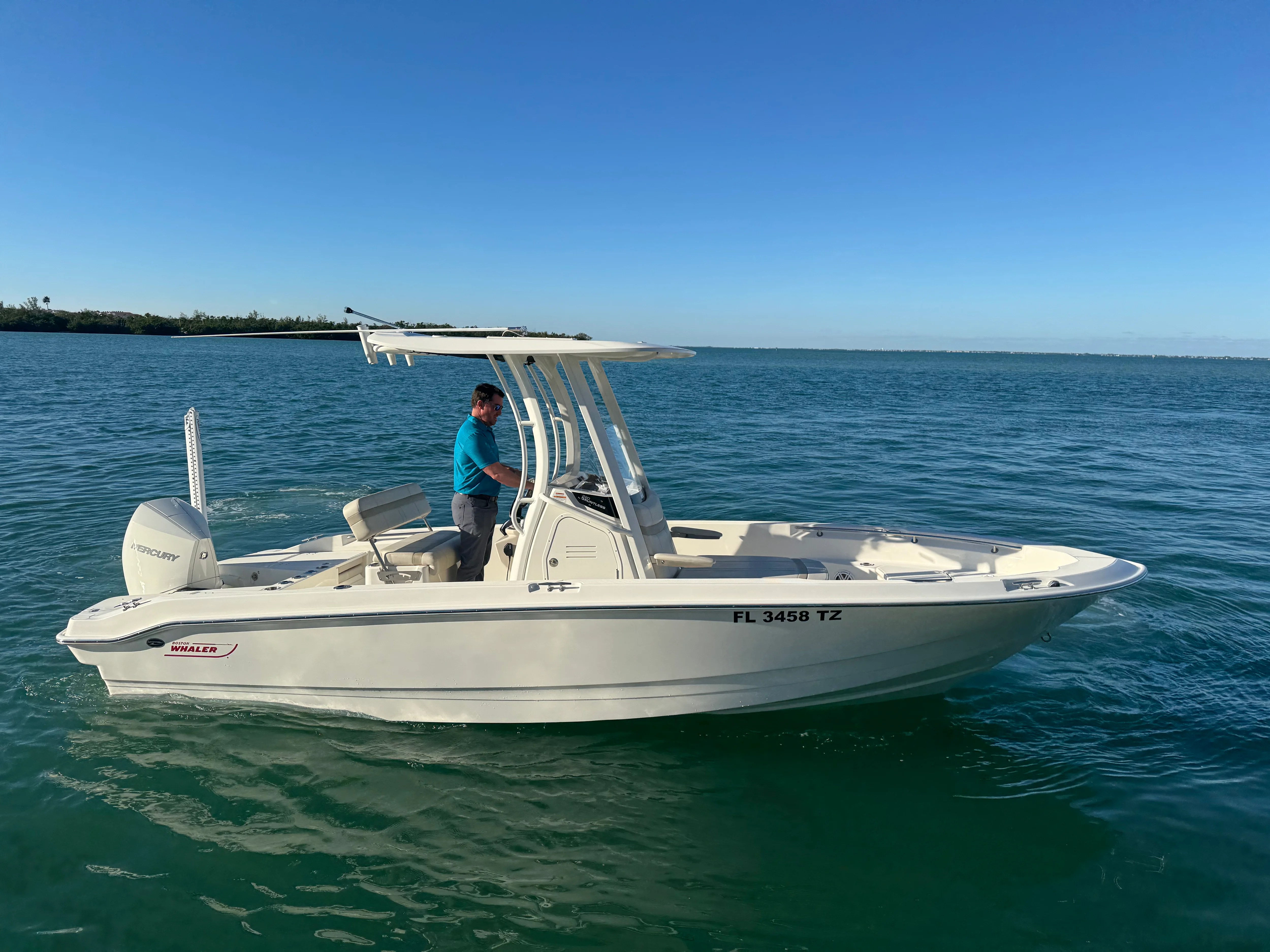2025 Boston Whaler 220 DAUNTLESS Image Thumbnail #10
