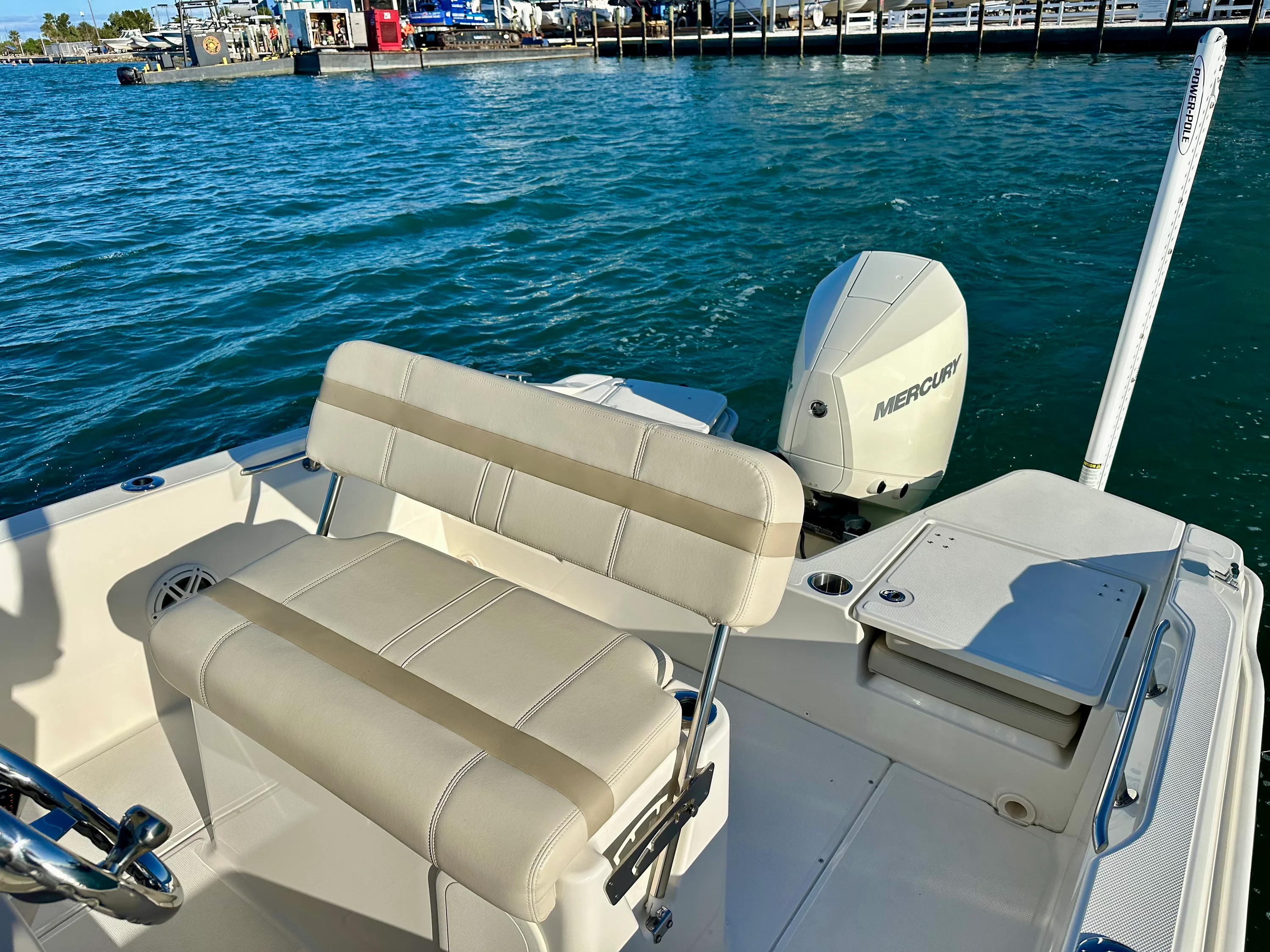 2025 Boston Whaler 220 DAUNTLESS Image Thumbnail #31