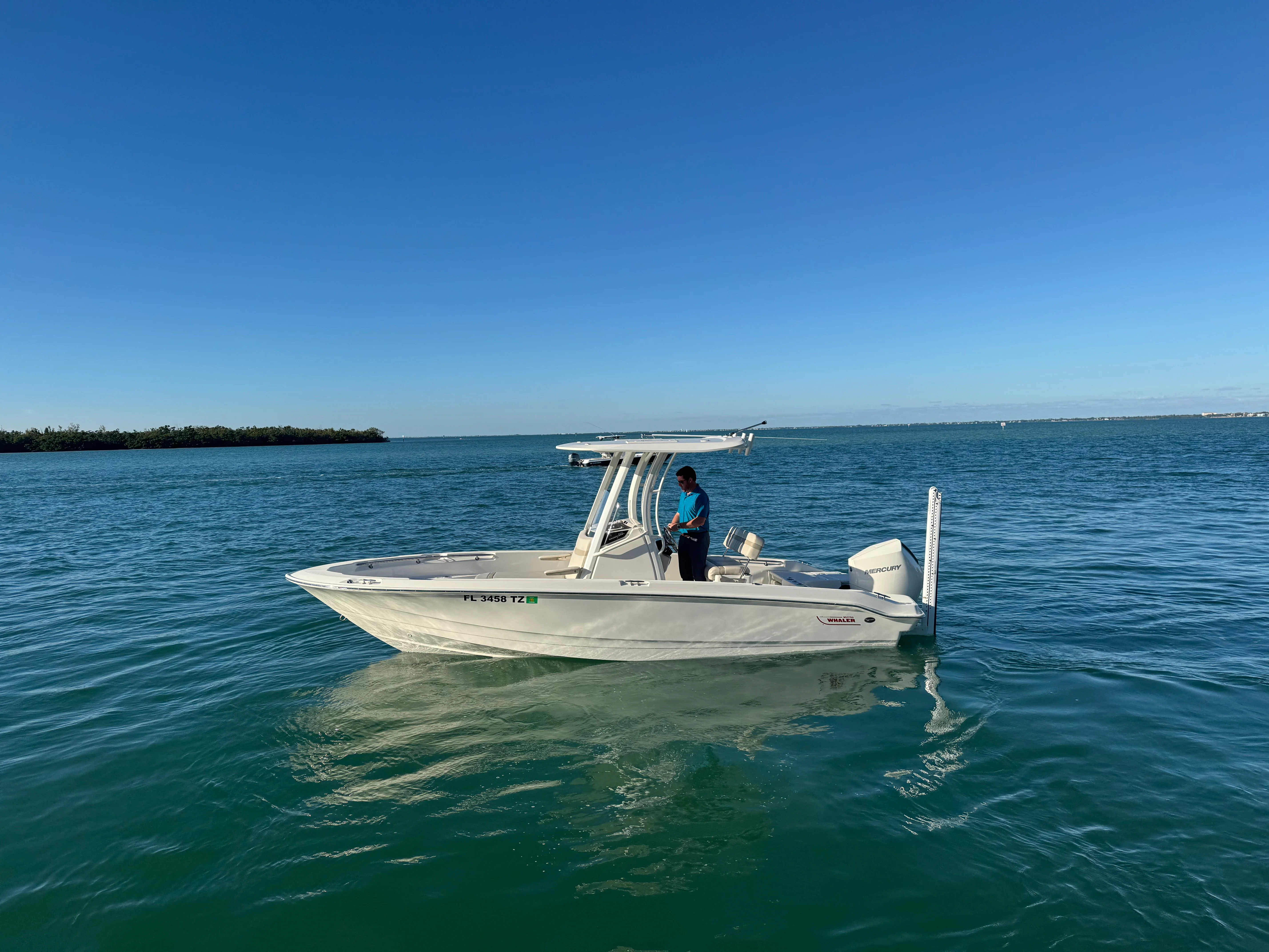 2025 Boston Whaler 220 DAUNTLESS Image Thumbnail #0