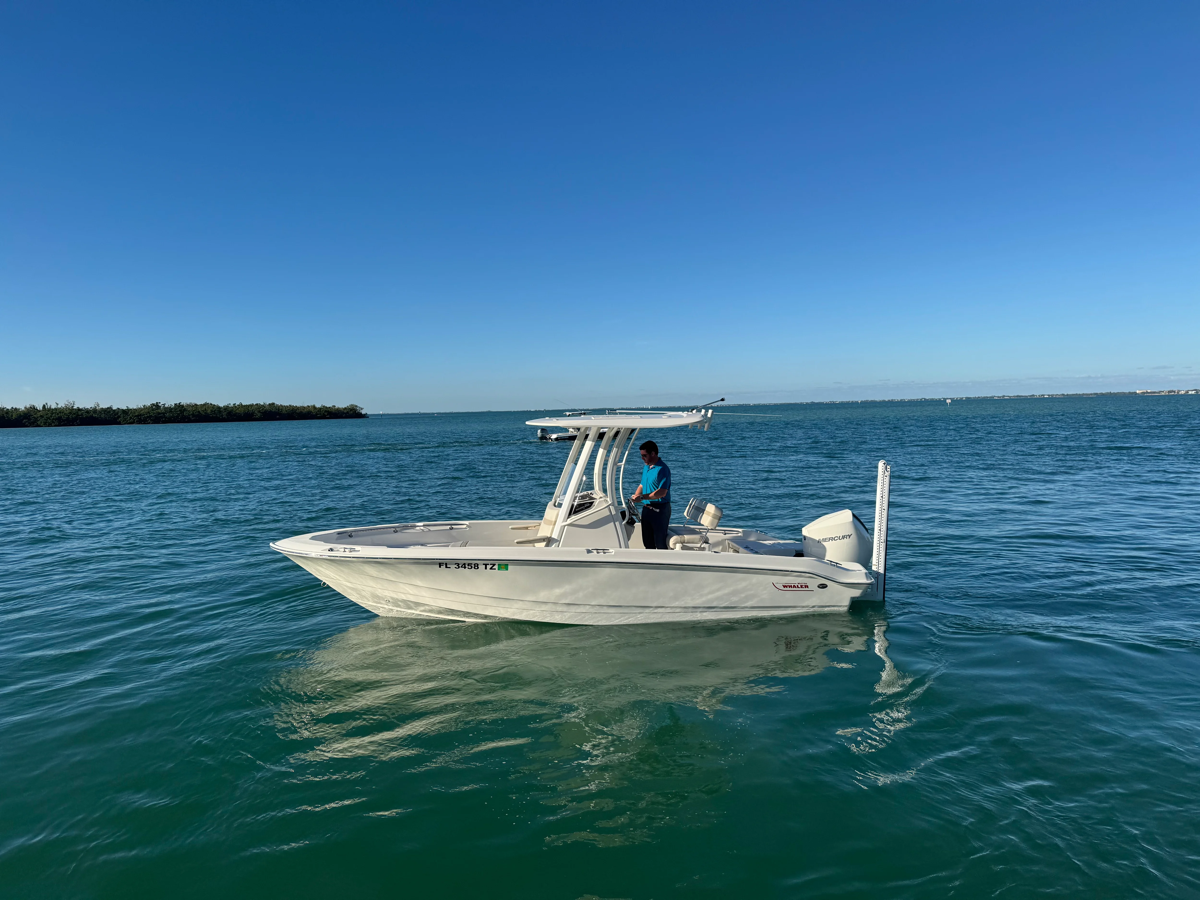 2025 Boston Whaler 220 DAUNTLESS Image Thumbnail #0