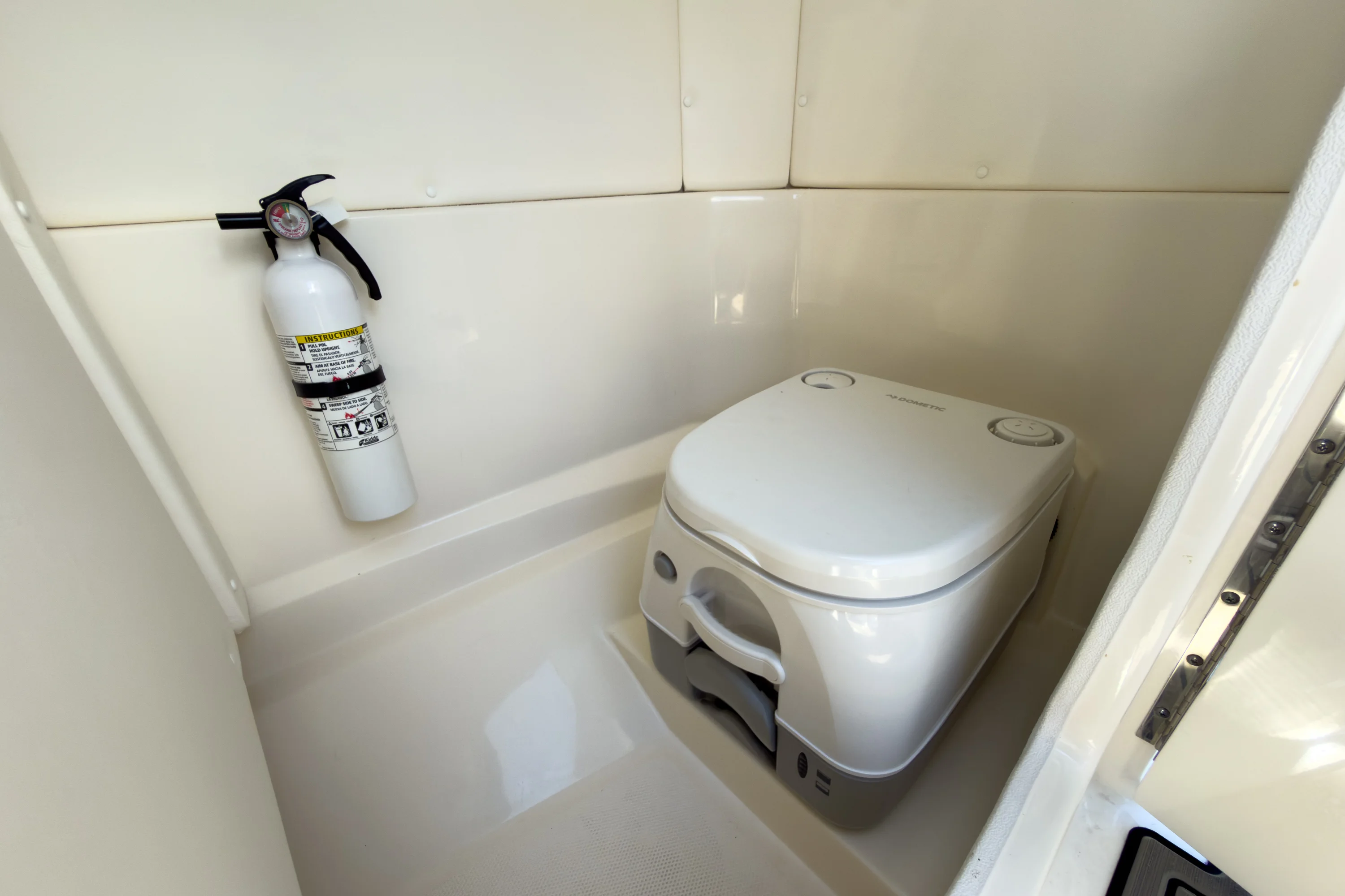 2024 Sea Ray SPX 230 Outboard Image Thumbnail #16