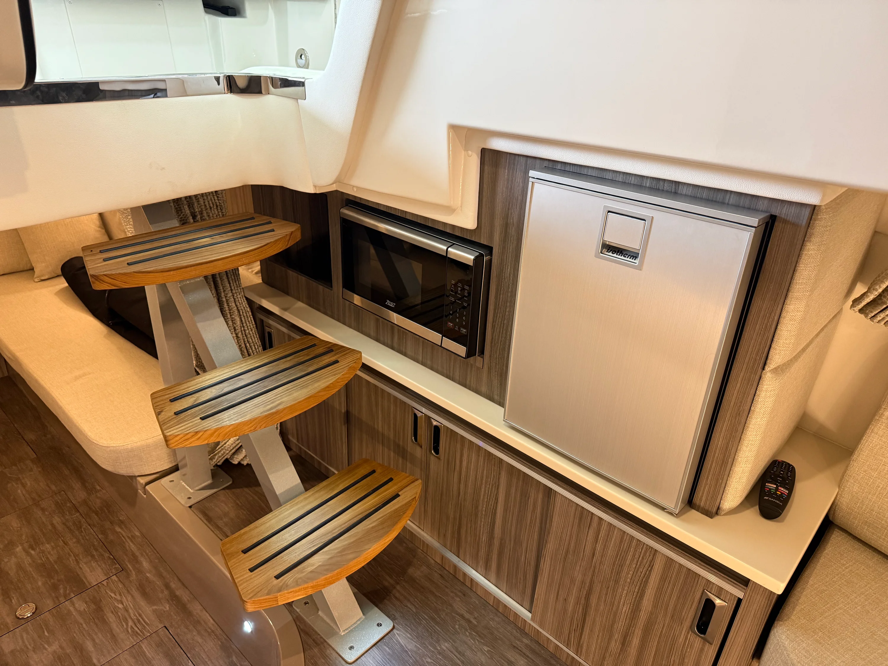 2026 Sea Ray Sundancer 320 Image Thumbnail #10