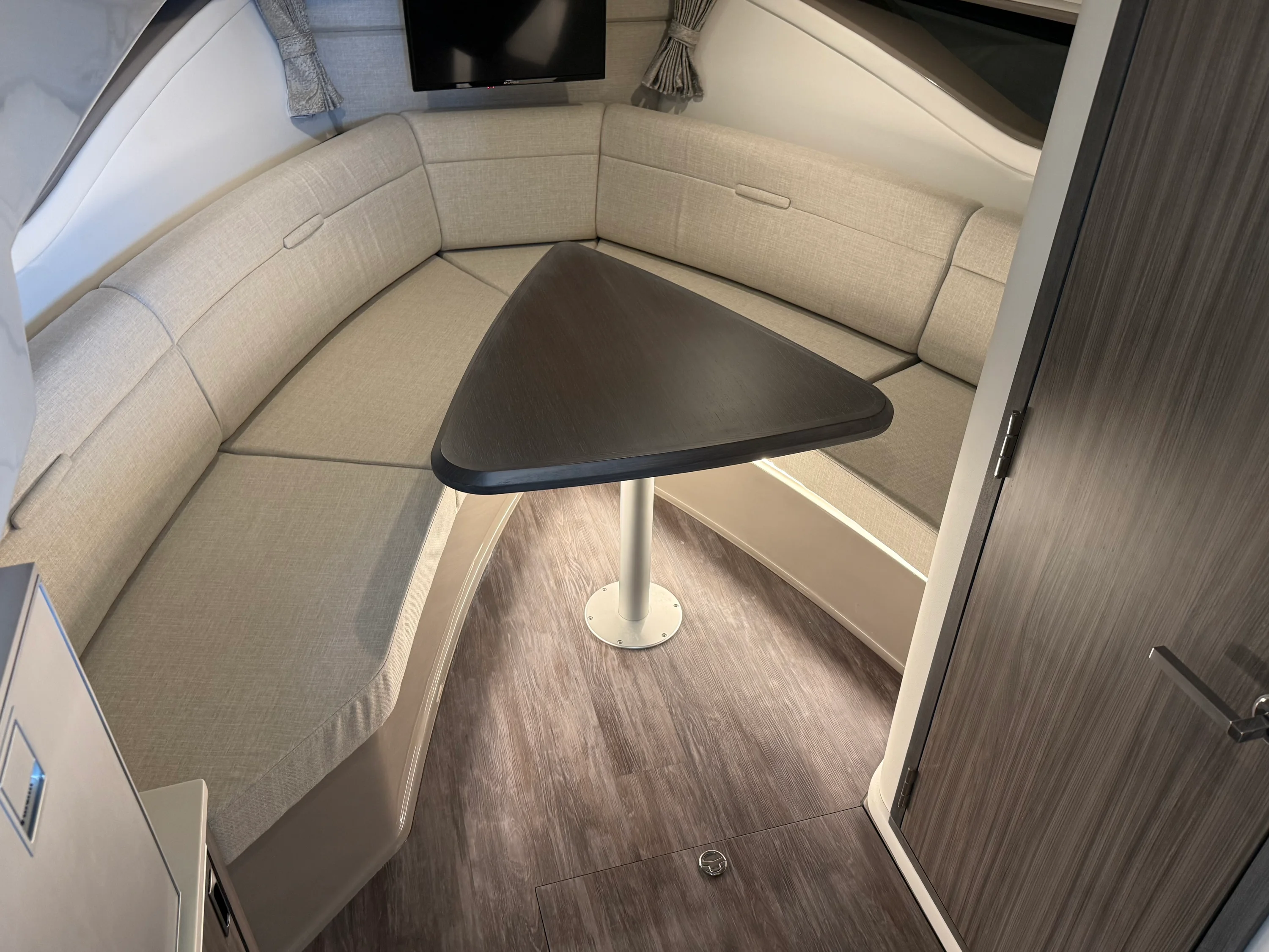2026 Sea Ray Sundancer 320 Image Thumbnail #9