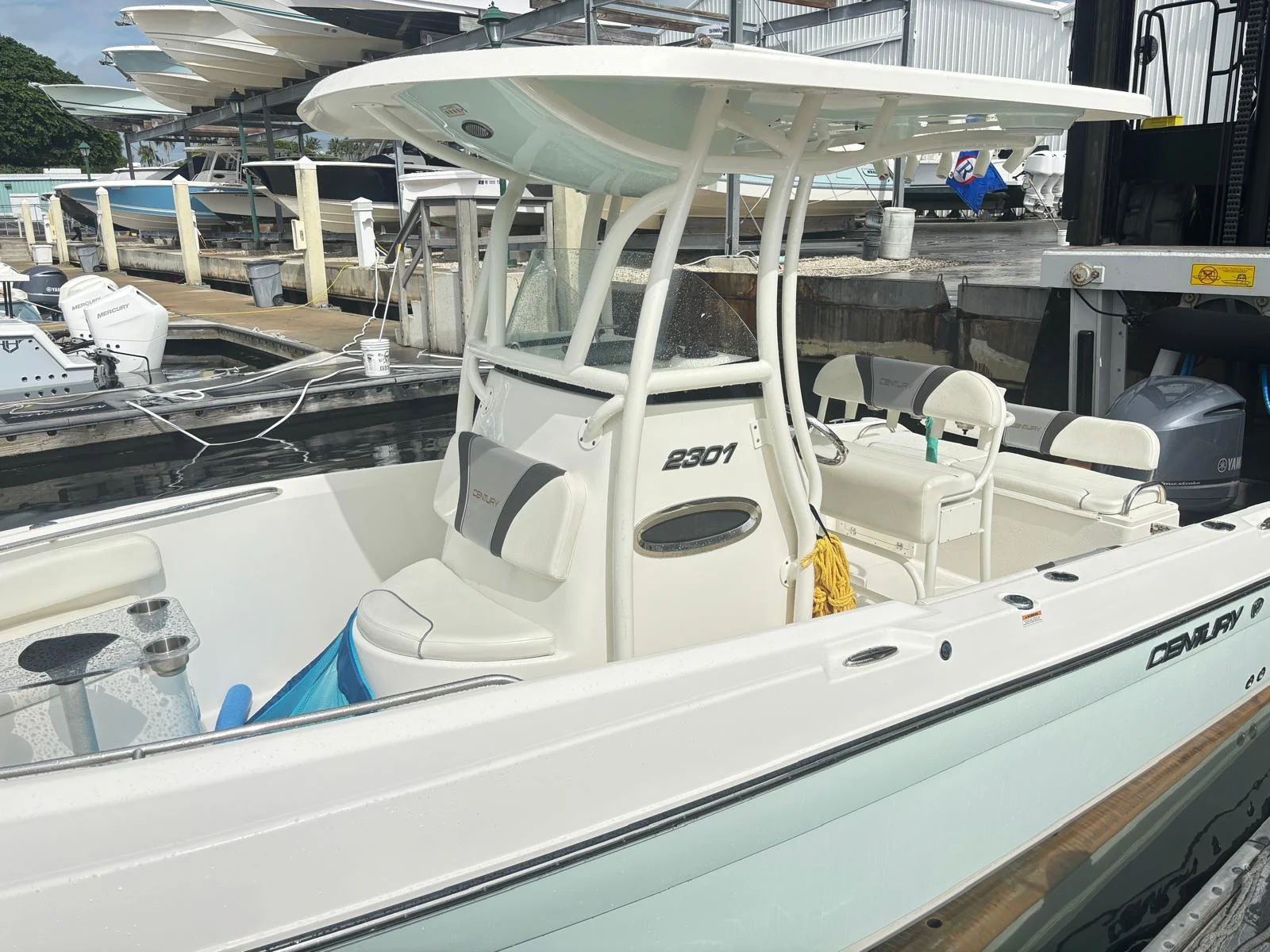 2017 Century 2301 CENTER CONSOLE Image Thumbnail #6