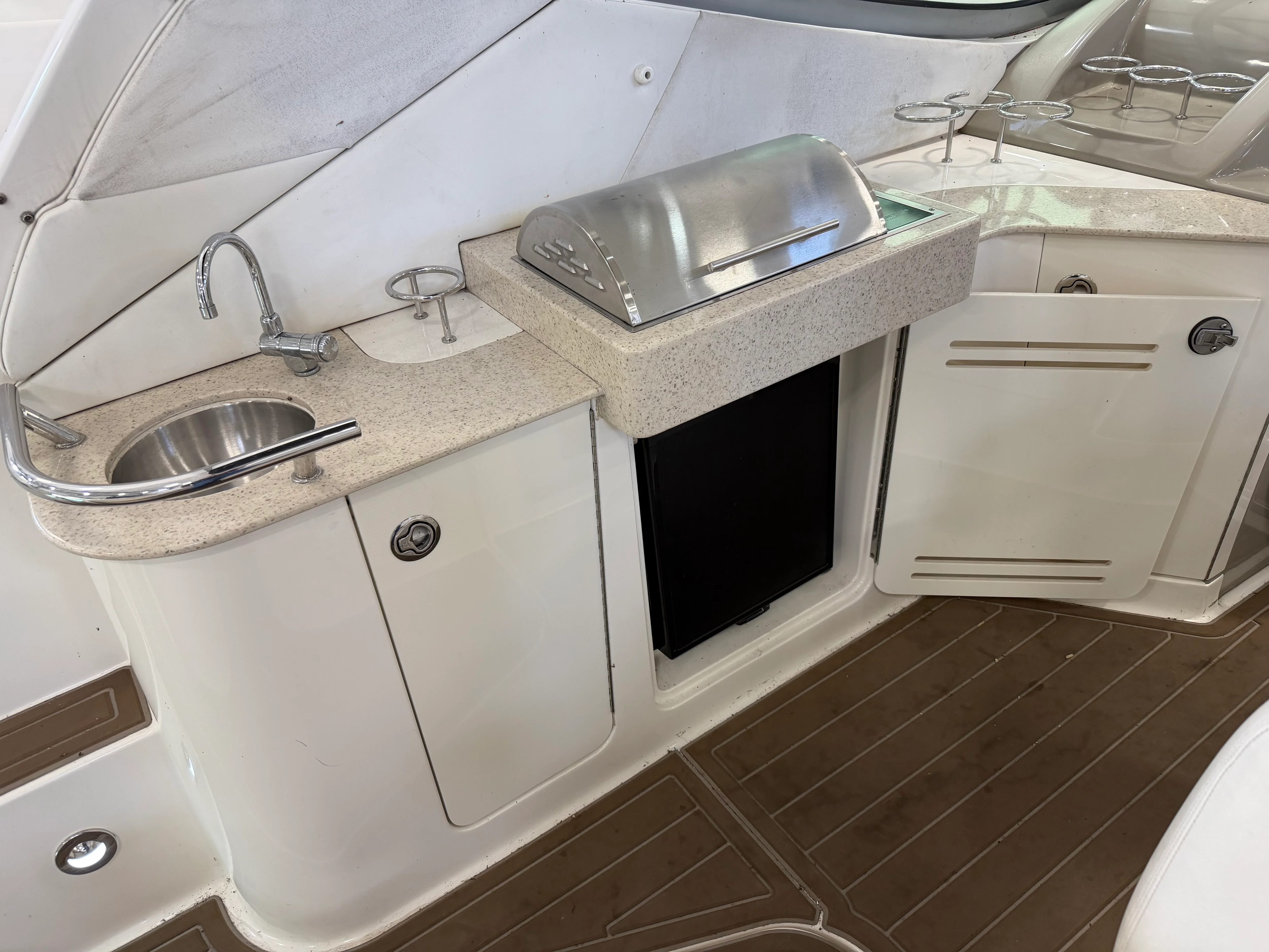 2010 Sea Ray 330 SUNDANCER Image Thumbnail #3