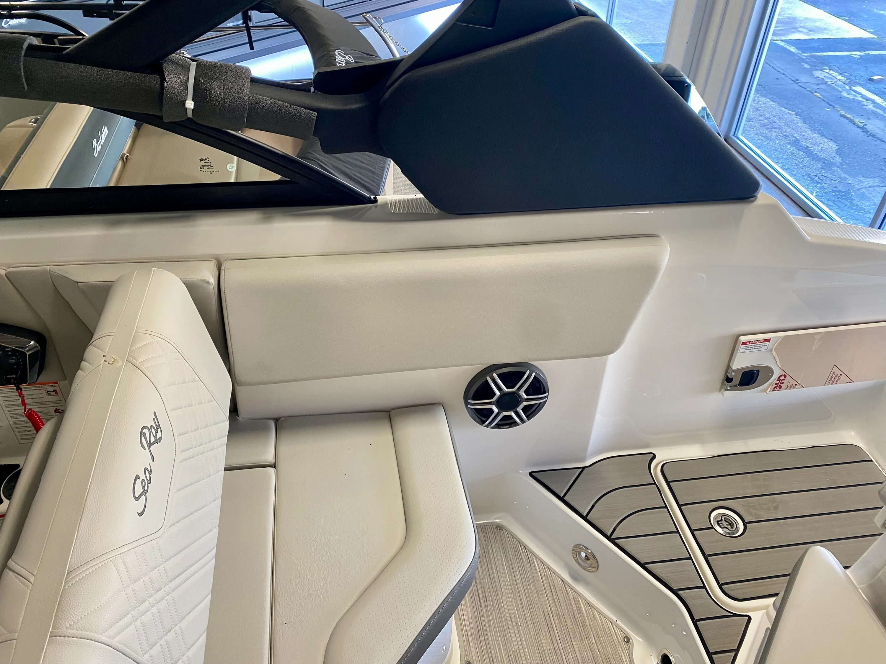 2026 Sea Ray SDX 230 Image Thumbnail #11