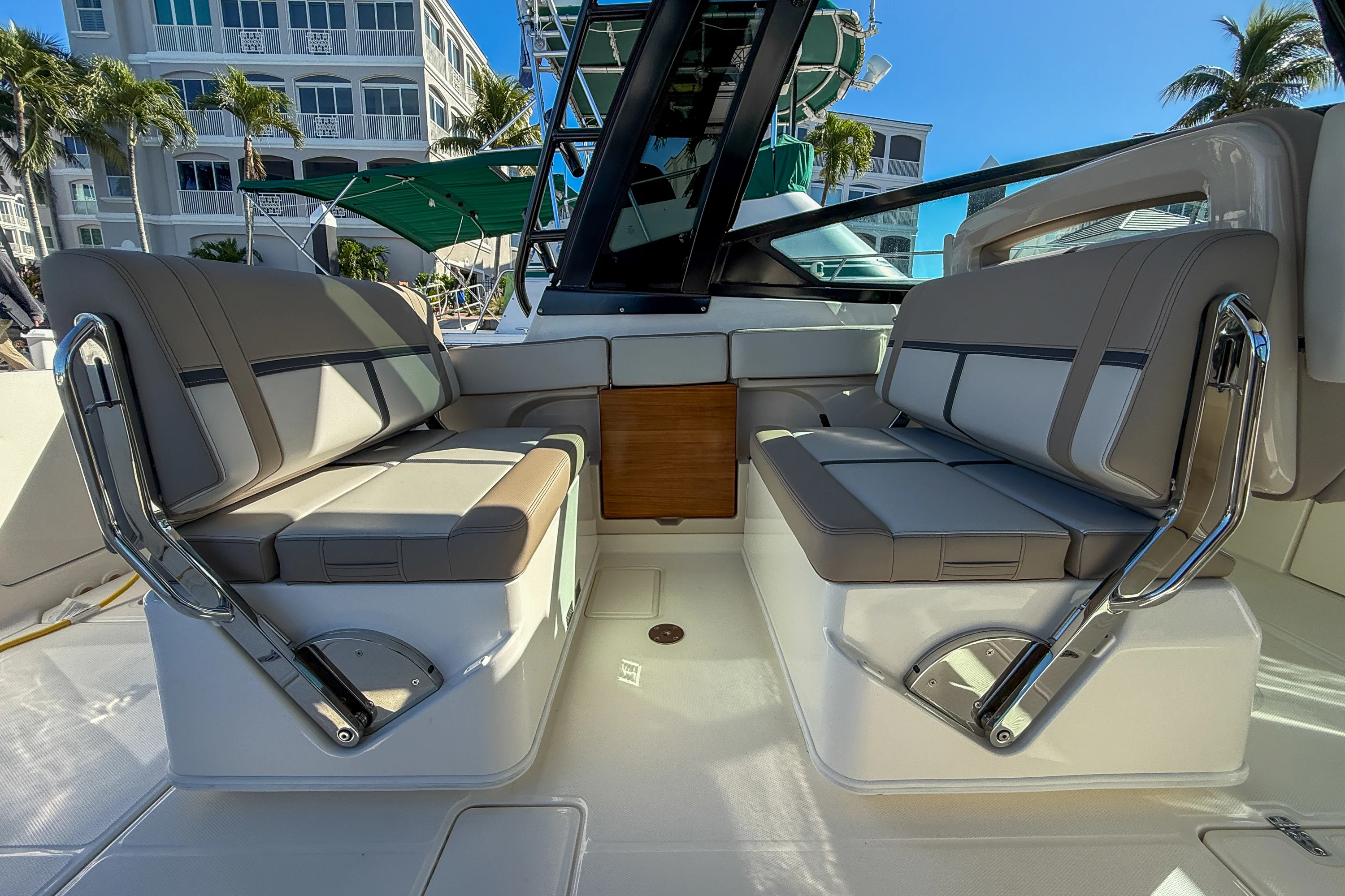 2025 Boston Whaler 330 Vantage Image Thumbnail #6