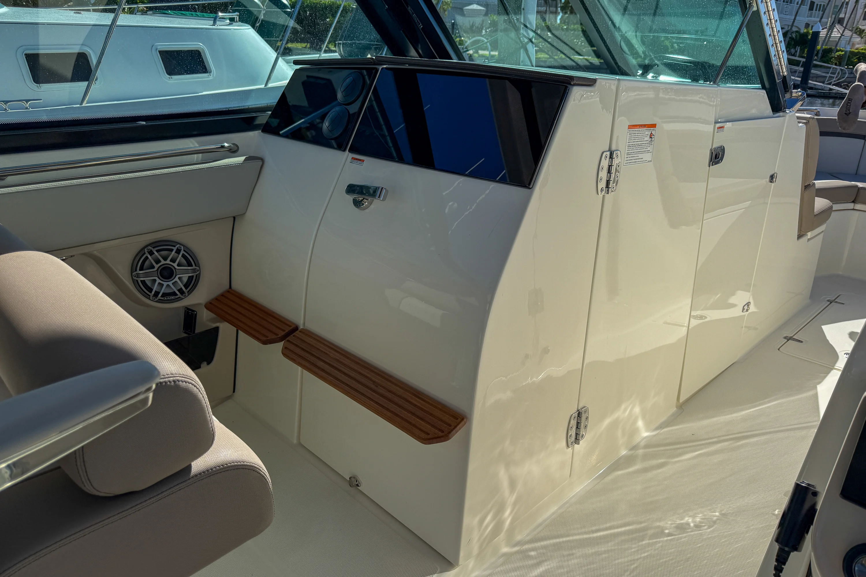 2025 Boston Whaler 330 Vantage Image Thumbnail #18