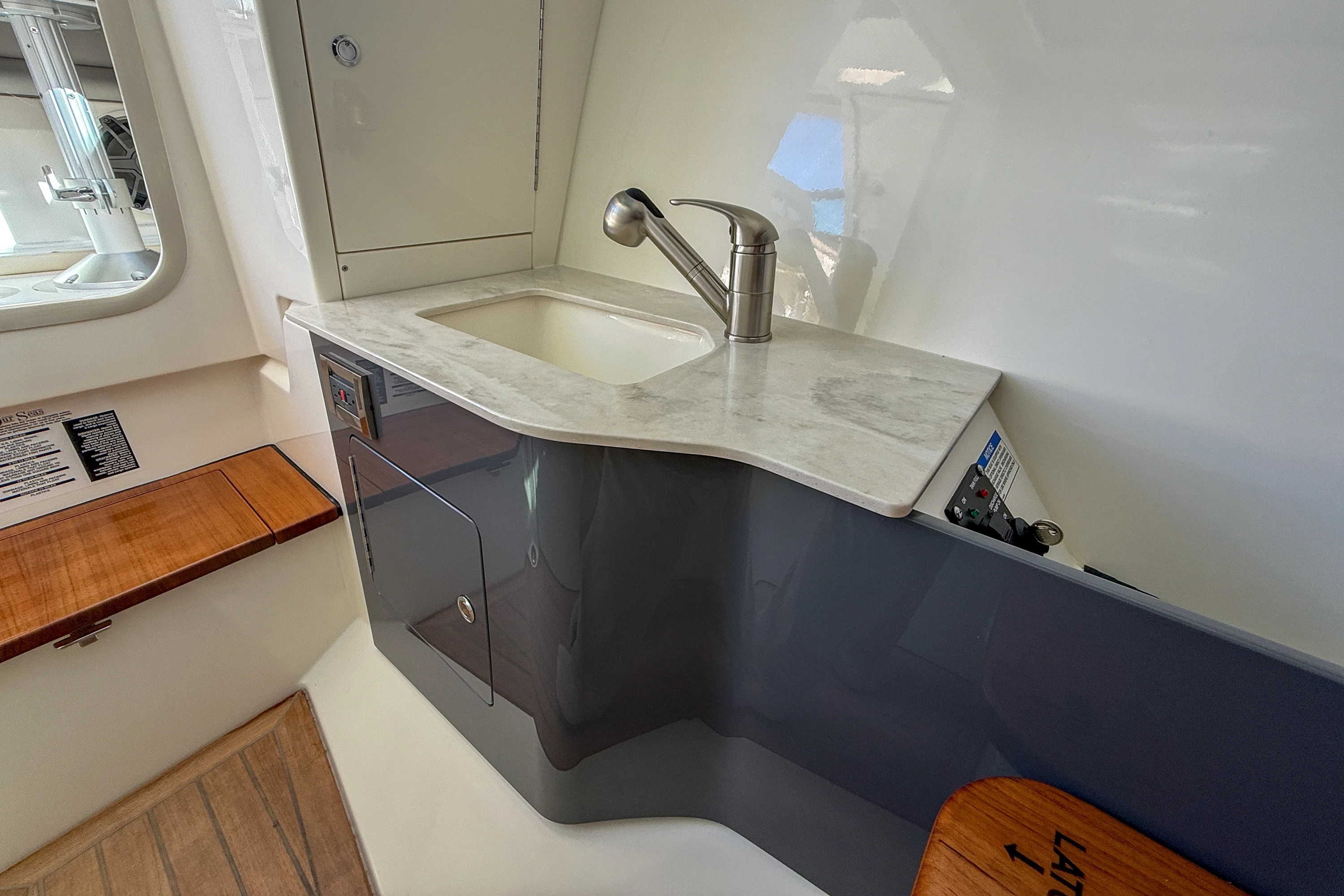 2025 Boston Whaler 330 Vantage Image Thumbnail #20