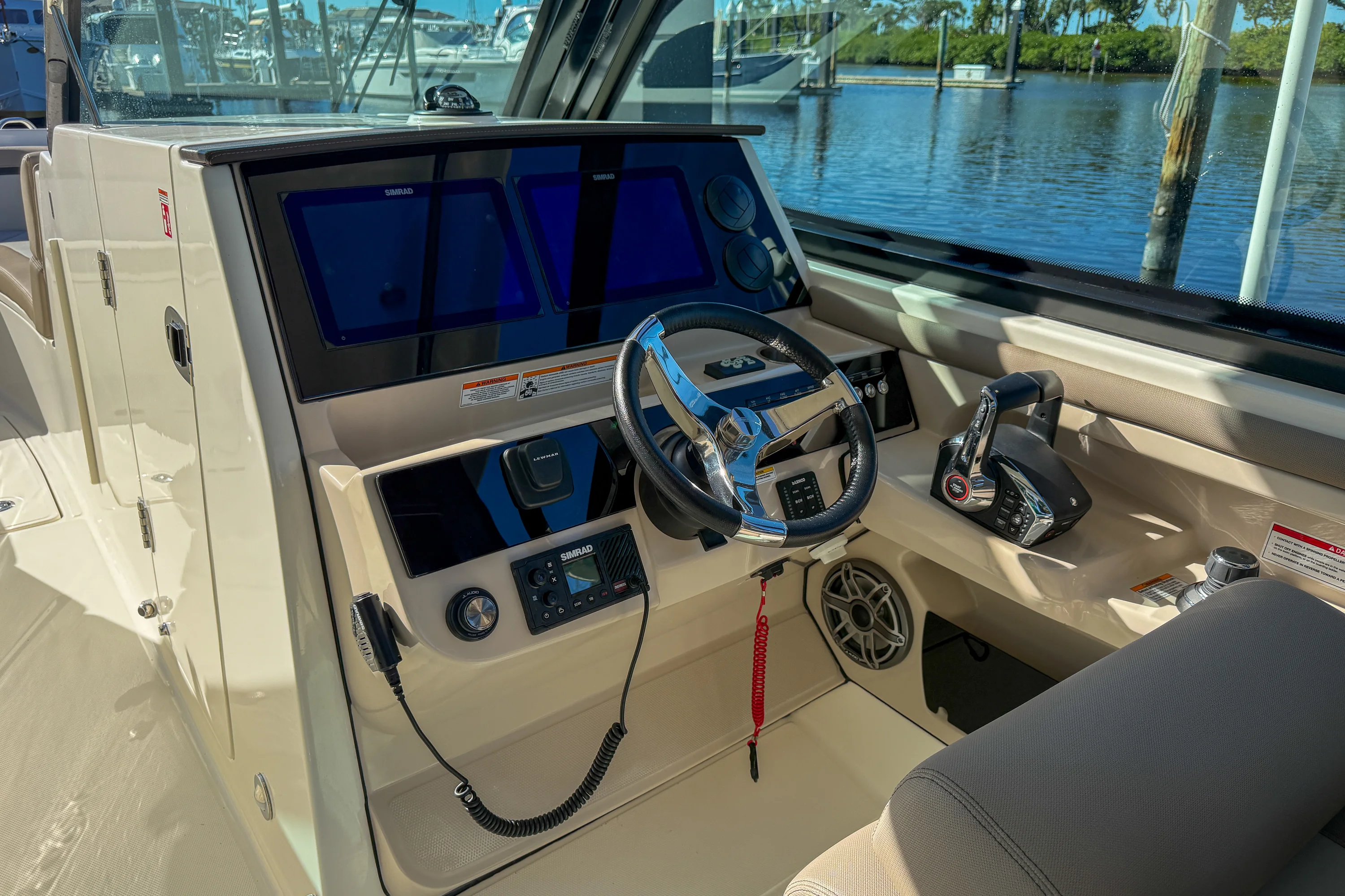 2025 Boston Whaler 330 Vantage Image Thumbnail #12