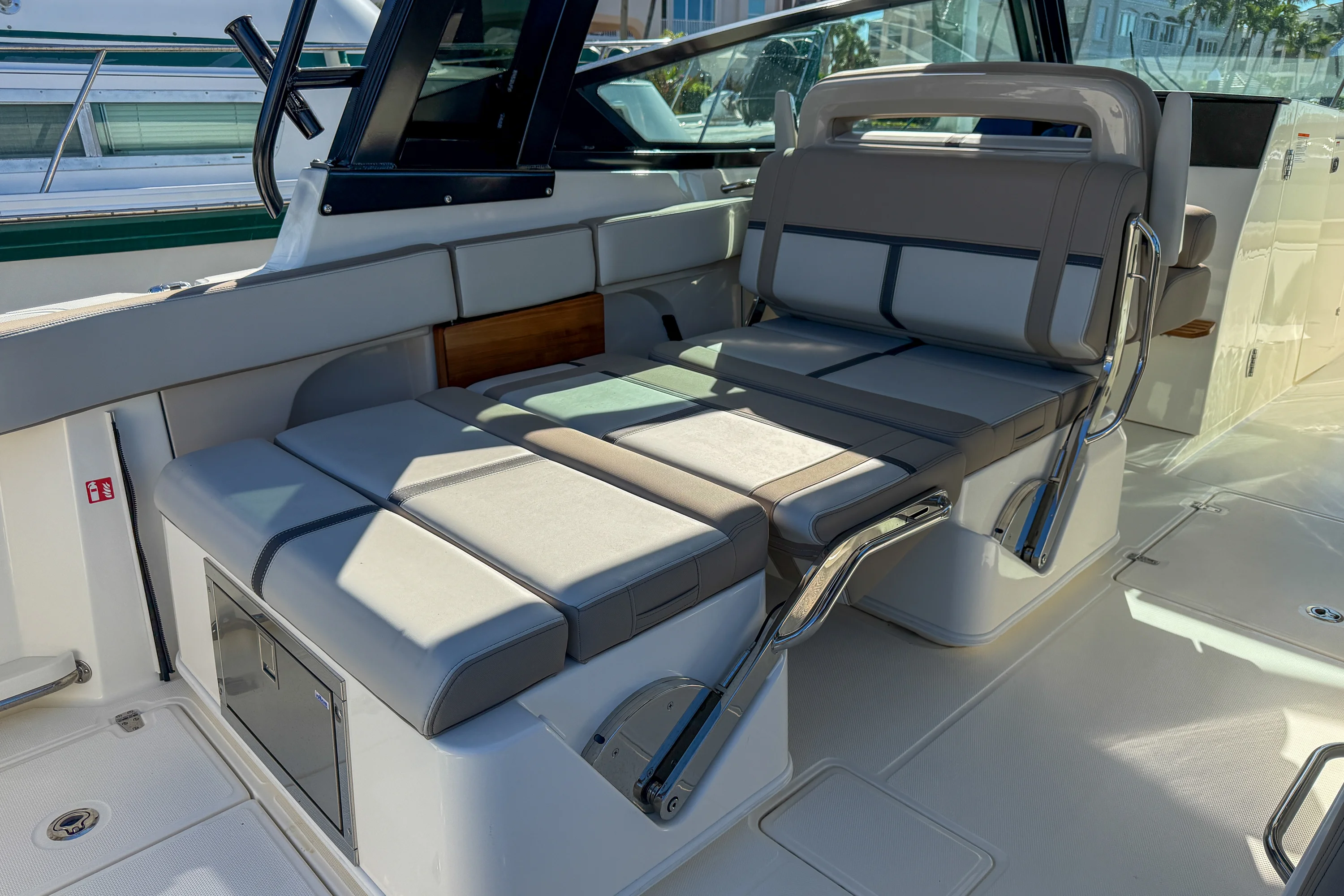 2025 Boston Whaler 330 Vantage Image Thumbnail #9