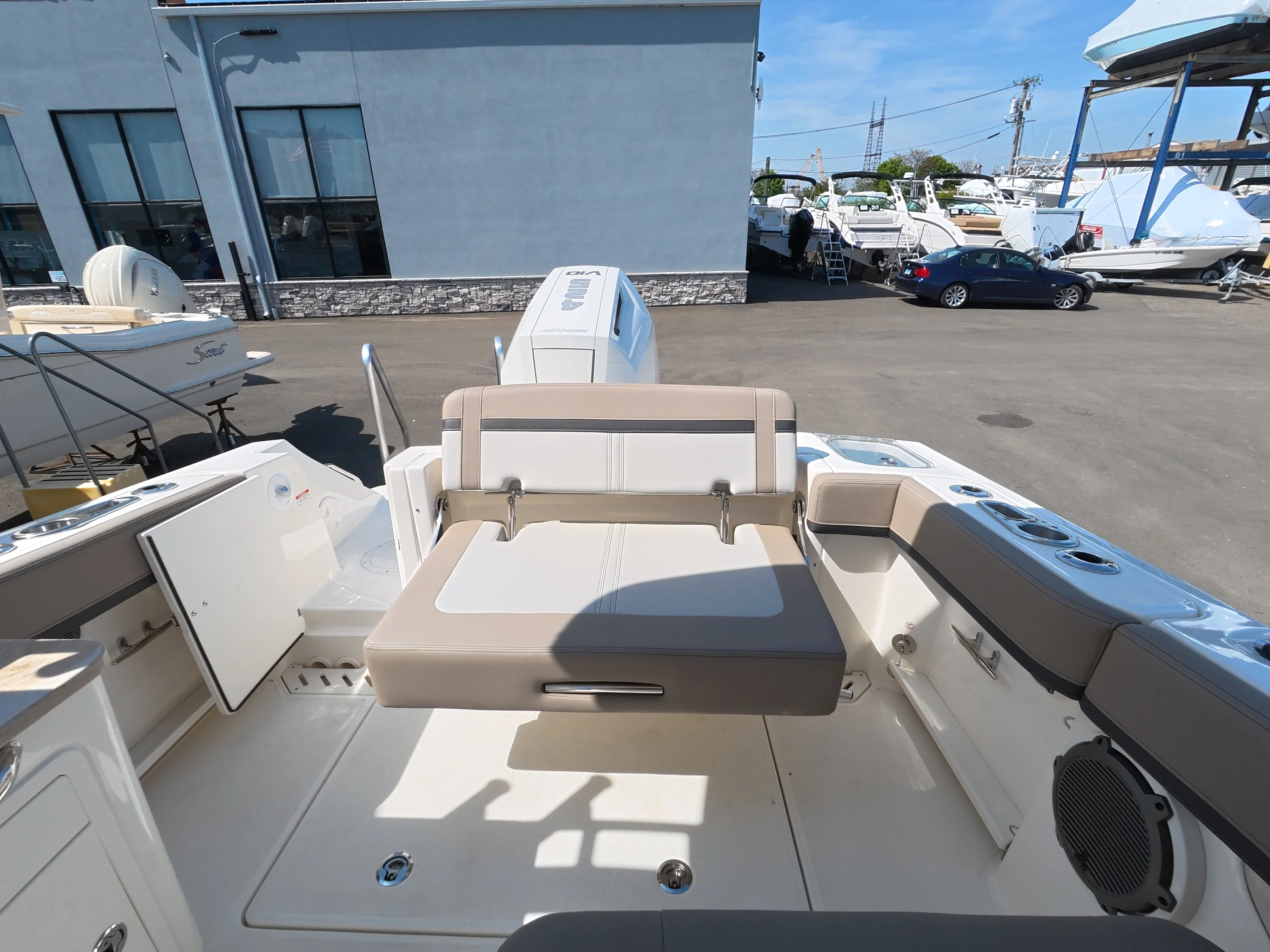 2026 Boston Whaler 240 Vantage Image Thumbnail #5