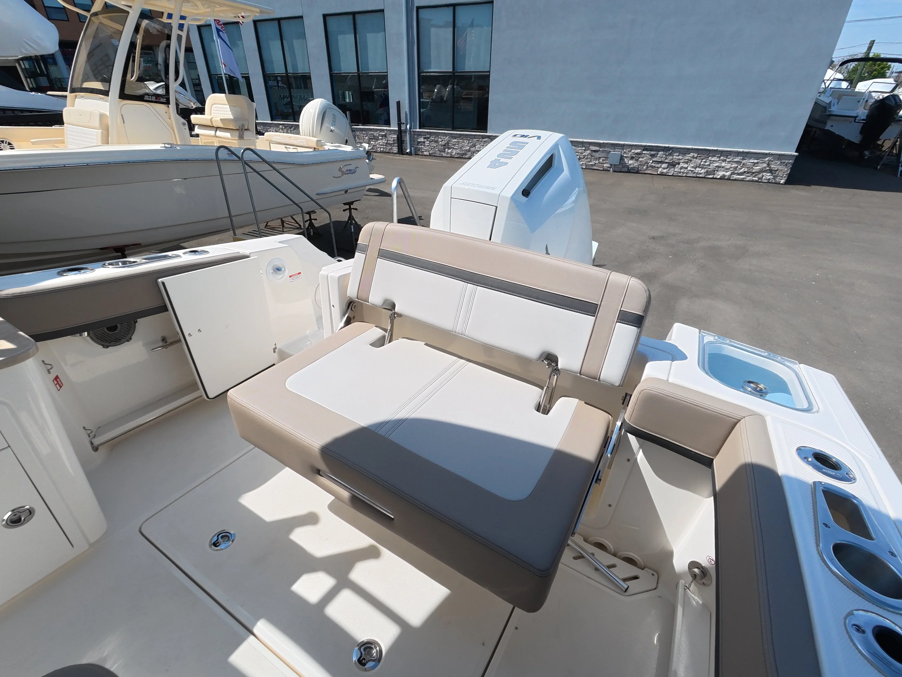 2026 Boston Whaler 240 Vantage Image Thumbnail #6
