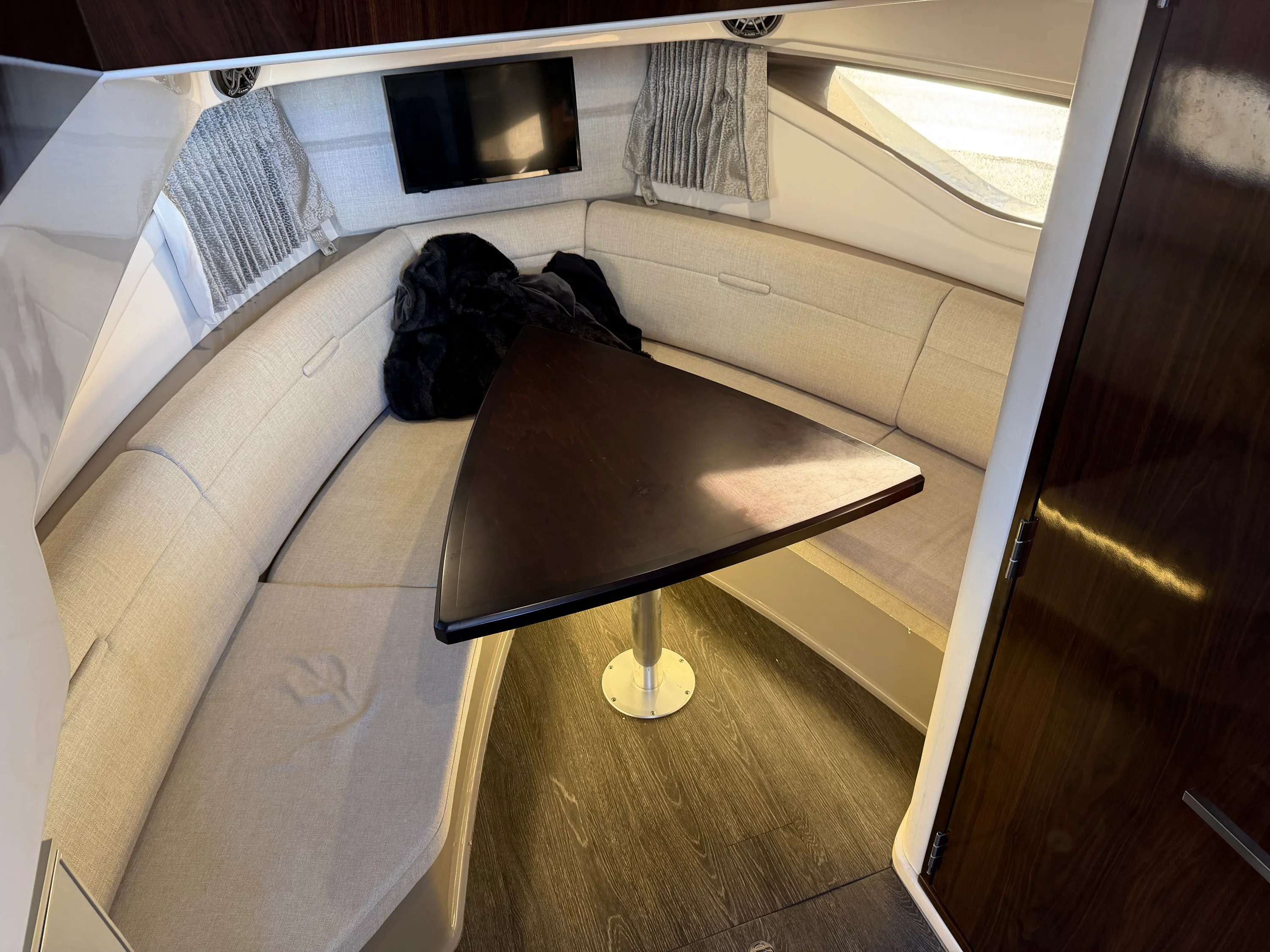 2019 Sea Ray 320 SUNDANCER Image Thumbnail #25