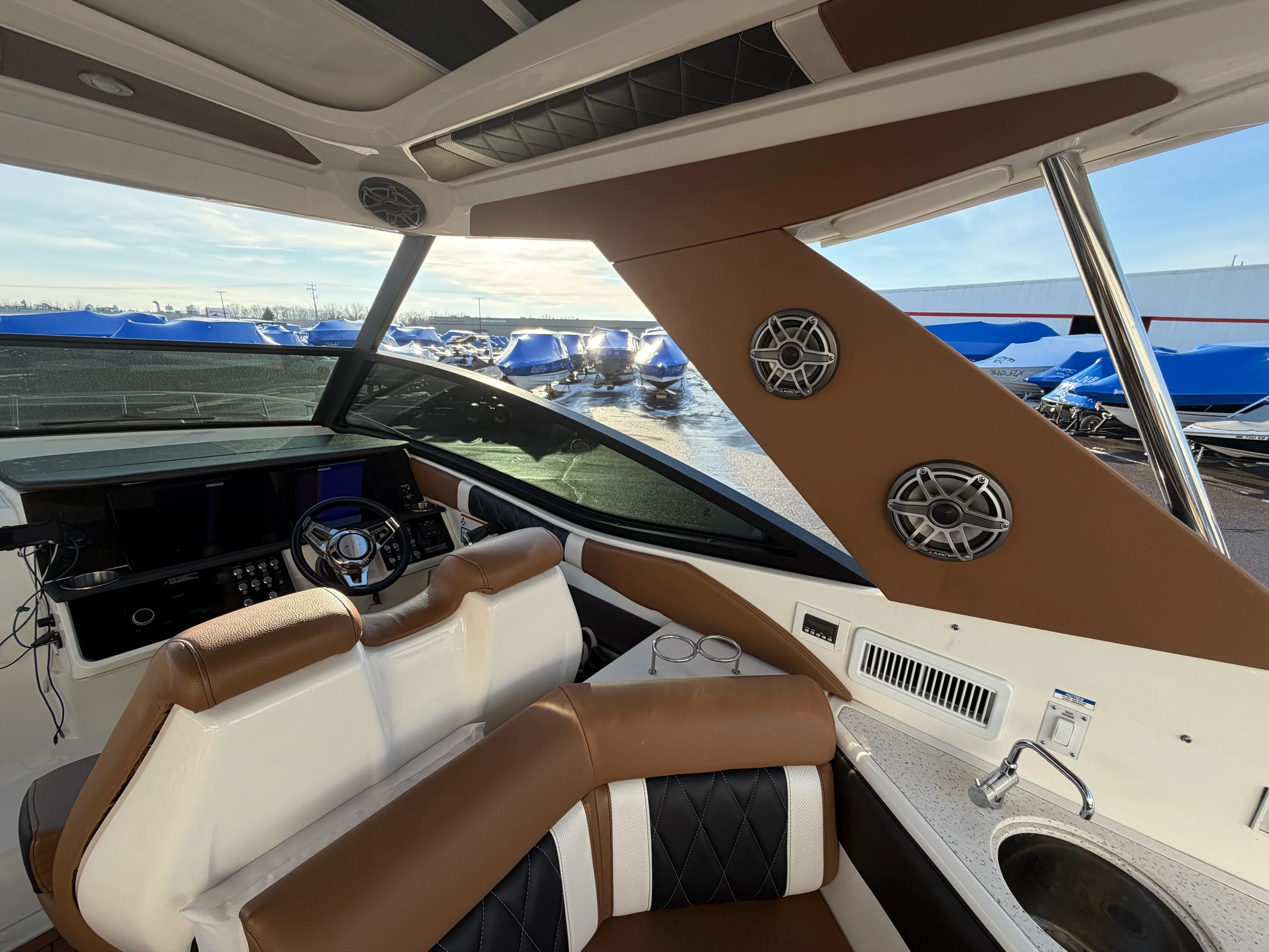 2019 Sea Ray 320 SUNDANCER Image Thumbnail #13