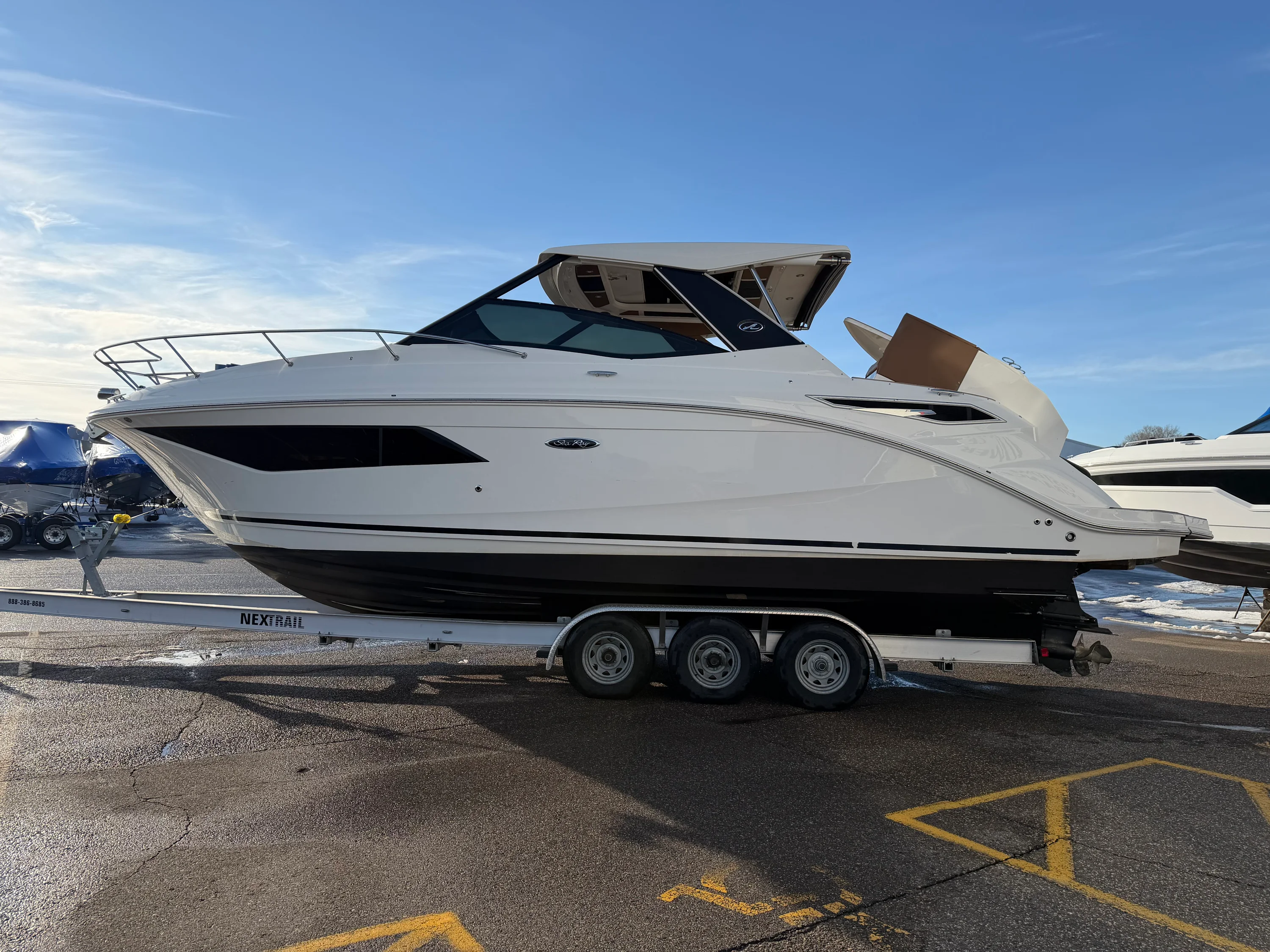 2019 Sea Ray 320 SUNDANCER Image Thumbnail #3
